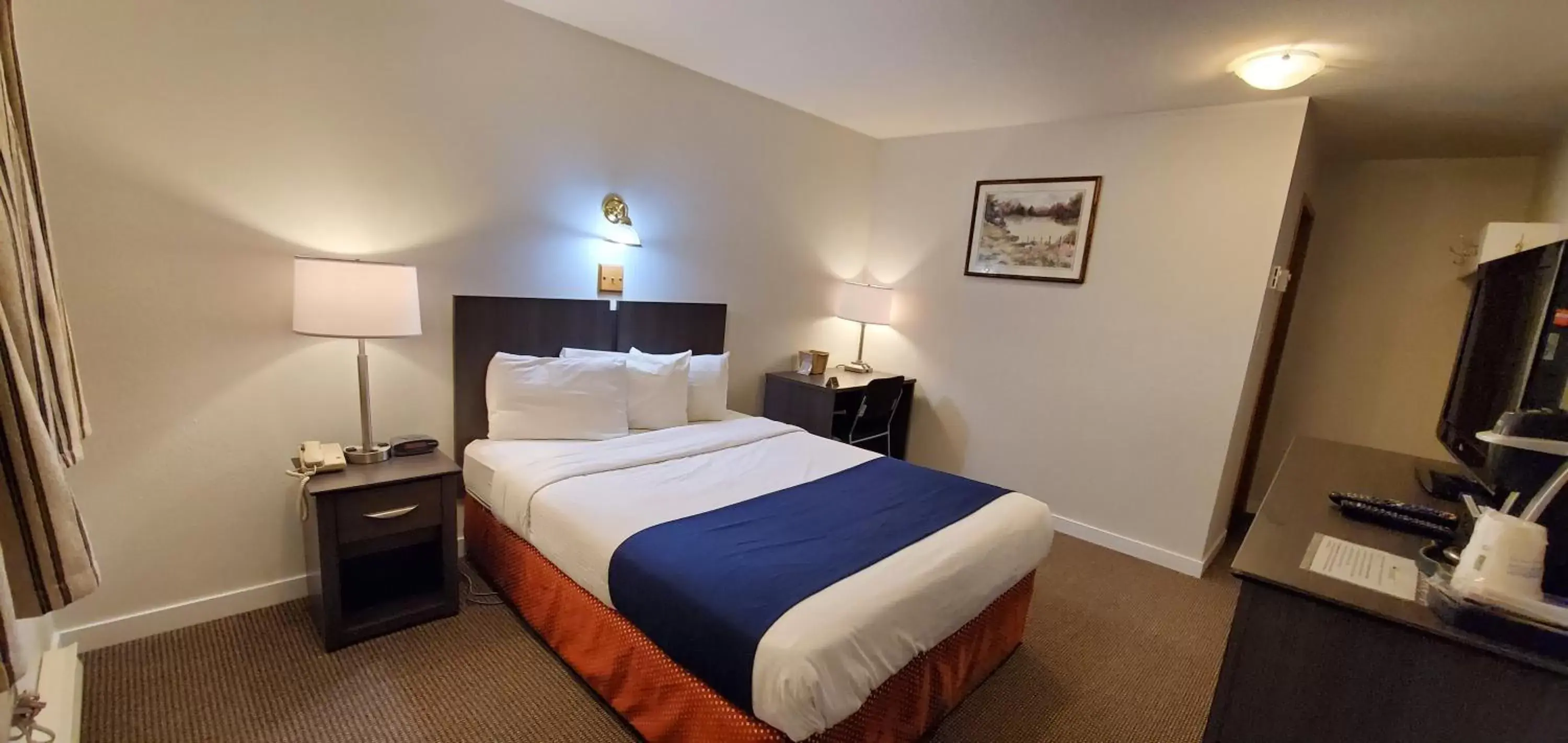 Queen Room - Non-Smoking in Travelodge by Wyndham McBride Queen Room - Non-Smoking in Travelodge by Wyndham McBride