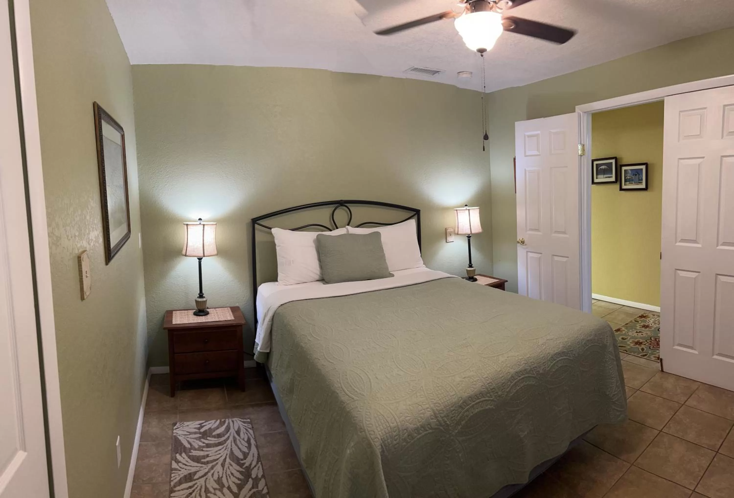 Bed in Hontoon Landing Resort & Marina