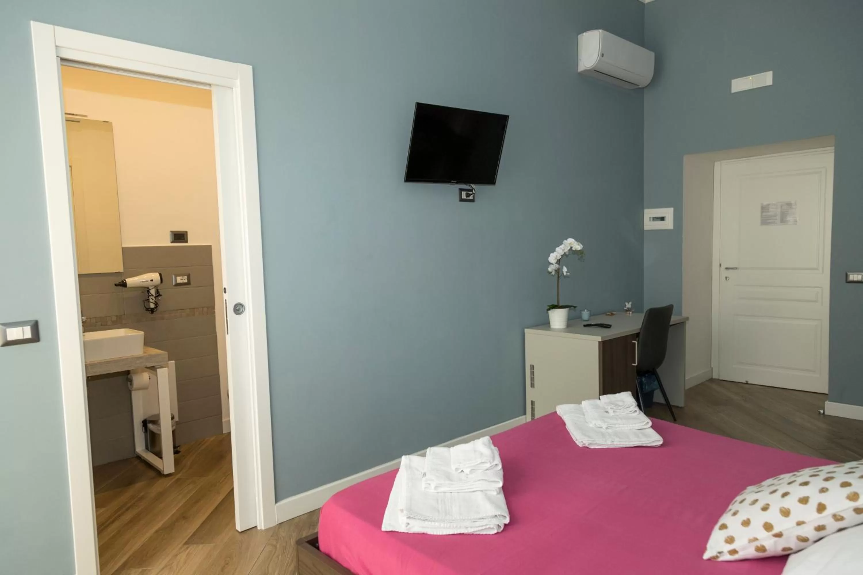 Photo of the whole room, Bed in Garibaldi Rooms