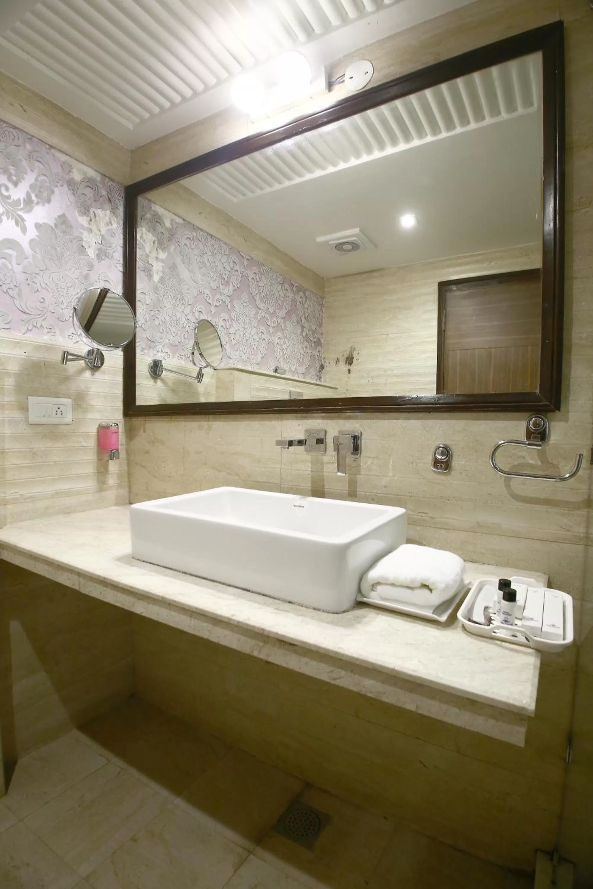 Bathroom in Hotel Emerald