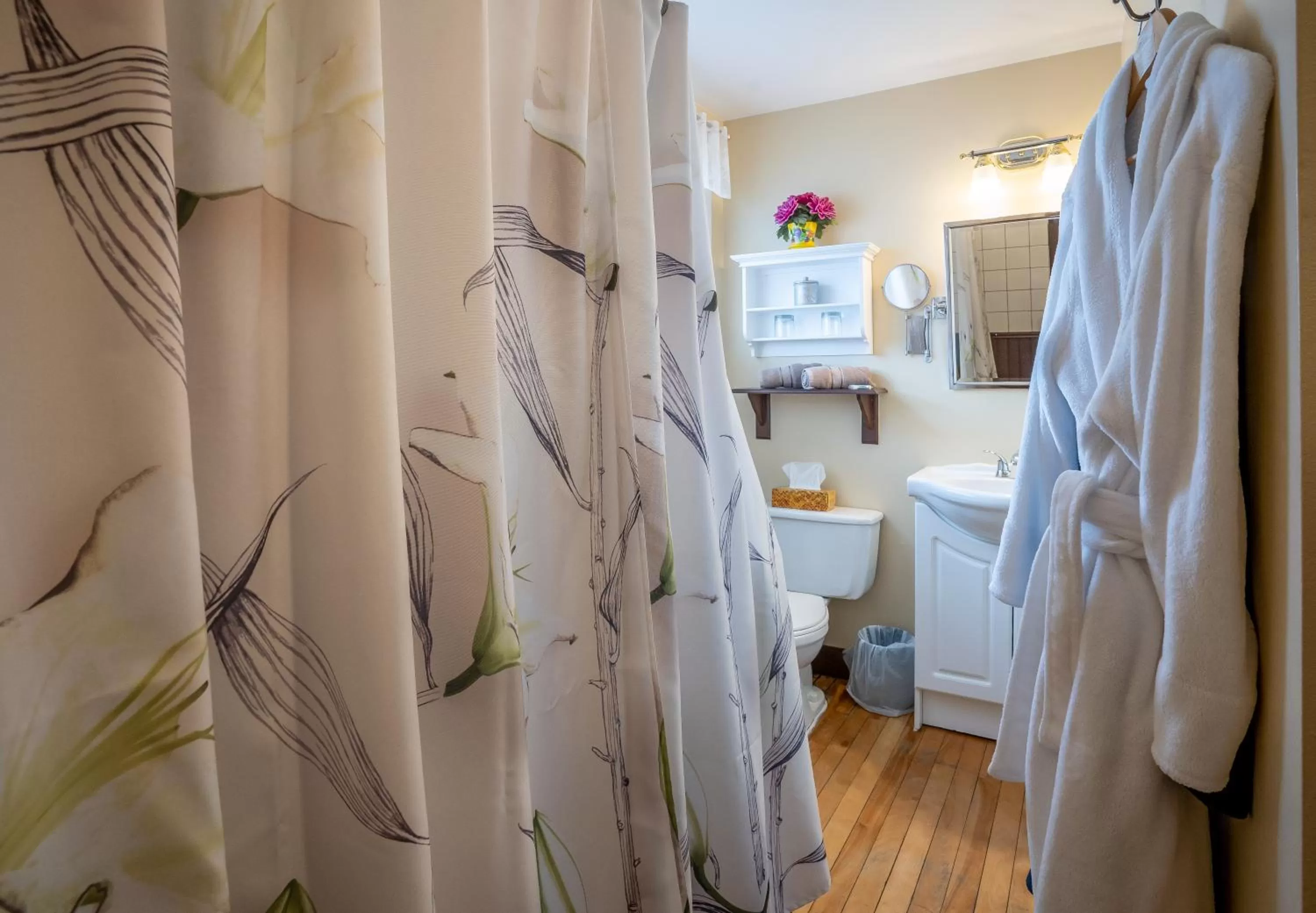 Bathroom, Bed in Au Coeur De Magog
