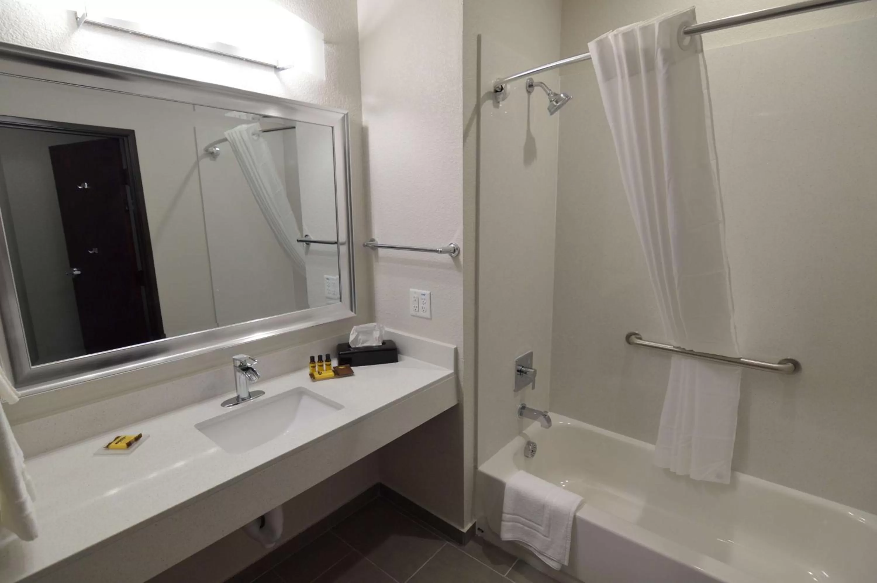 Queen Room with Two Queen Beds and Bath Tub - Disability Access in Best Western Plus Waller Hotel