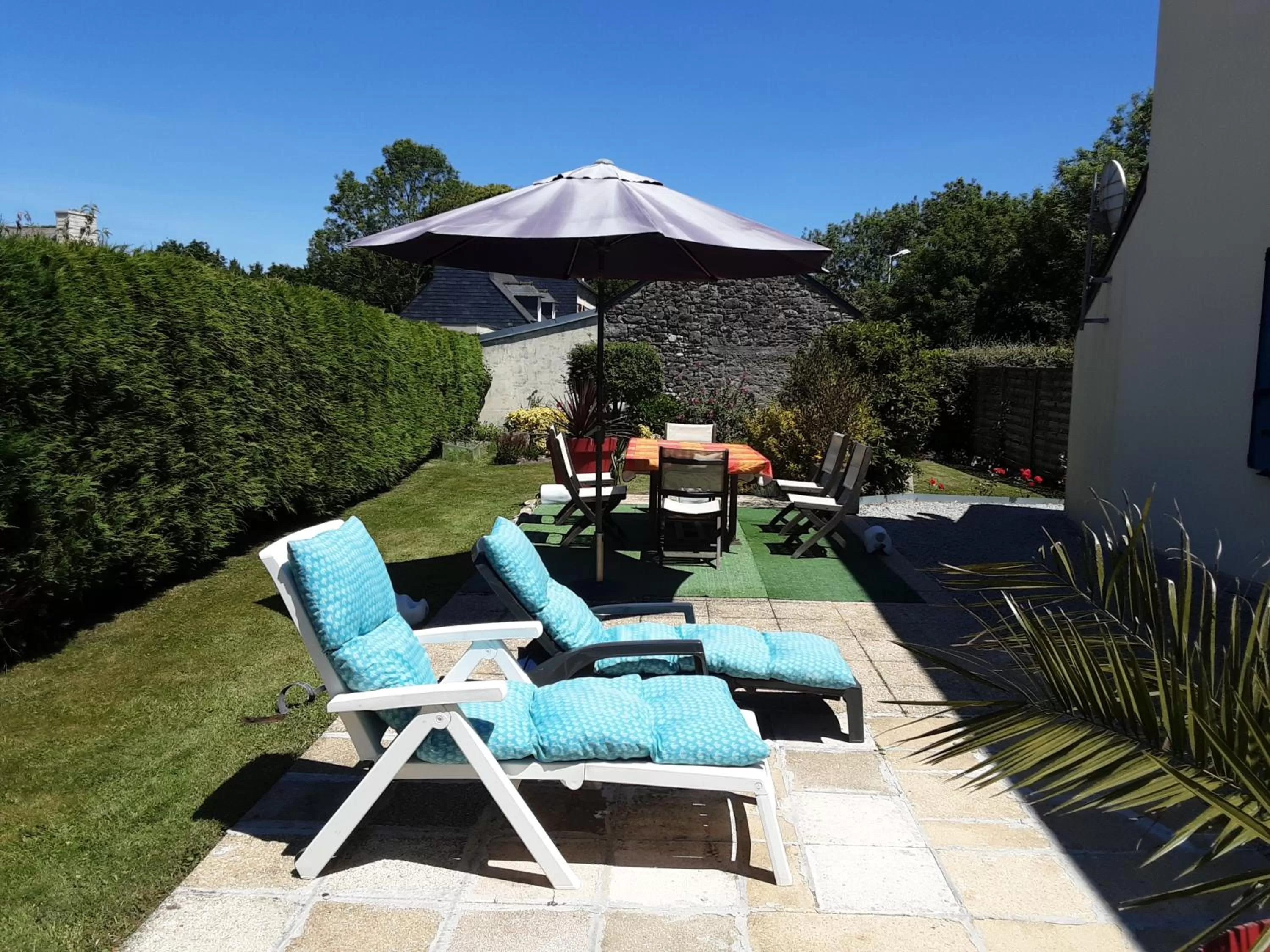 Garden, Swimming Pool in chambres d'hôtes les mésanges avec salle d'eau privative pdj compris