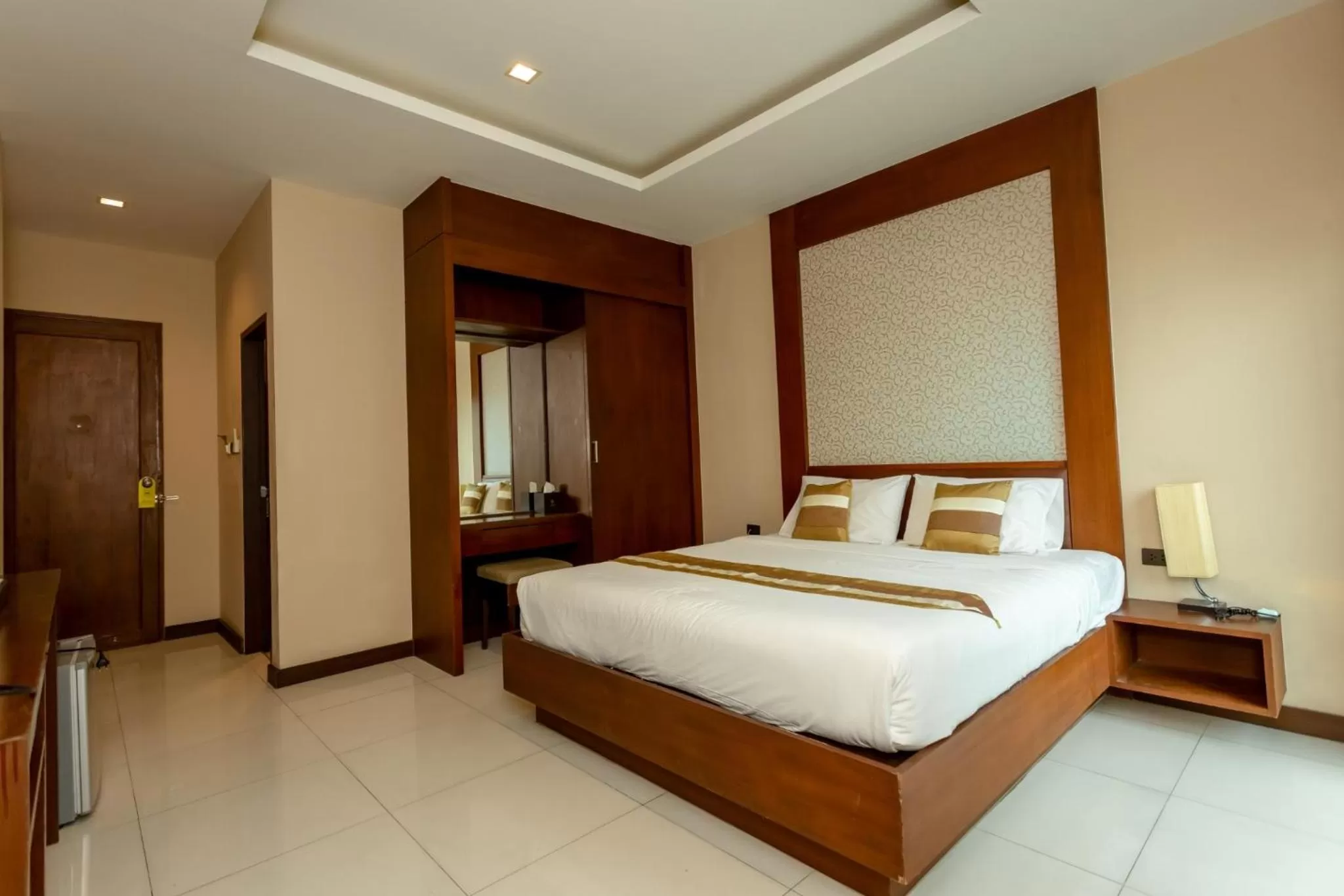 Photo of the whole room, Bed in Honey Inn Pattaya