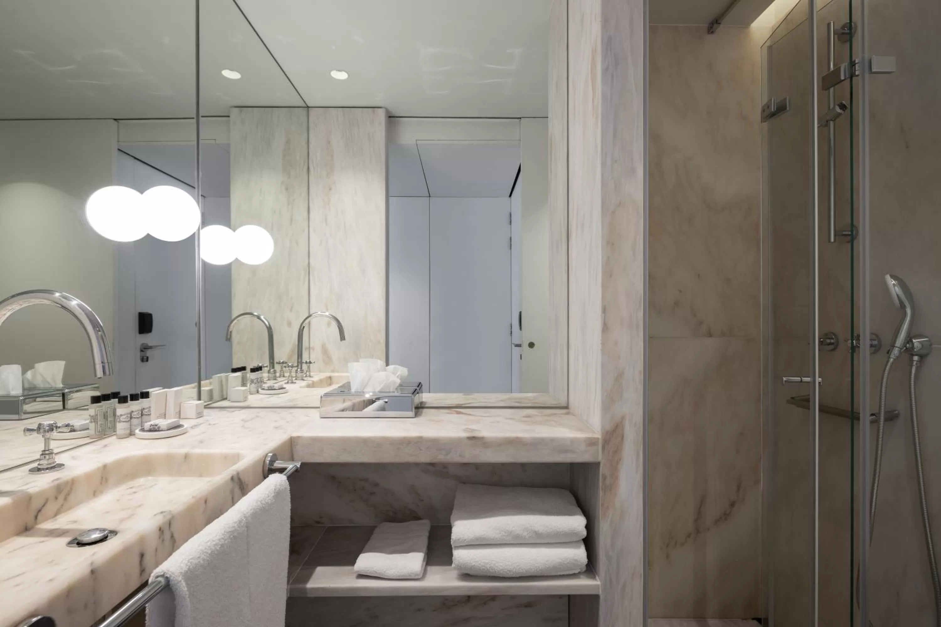 Bathroom in Lisboa Pessoa Hotel