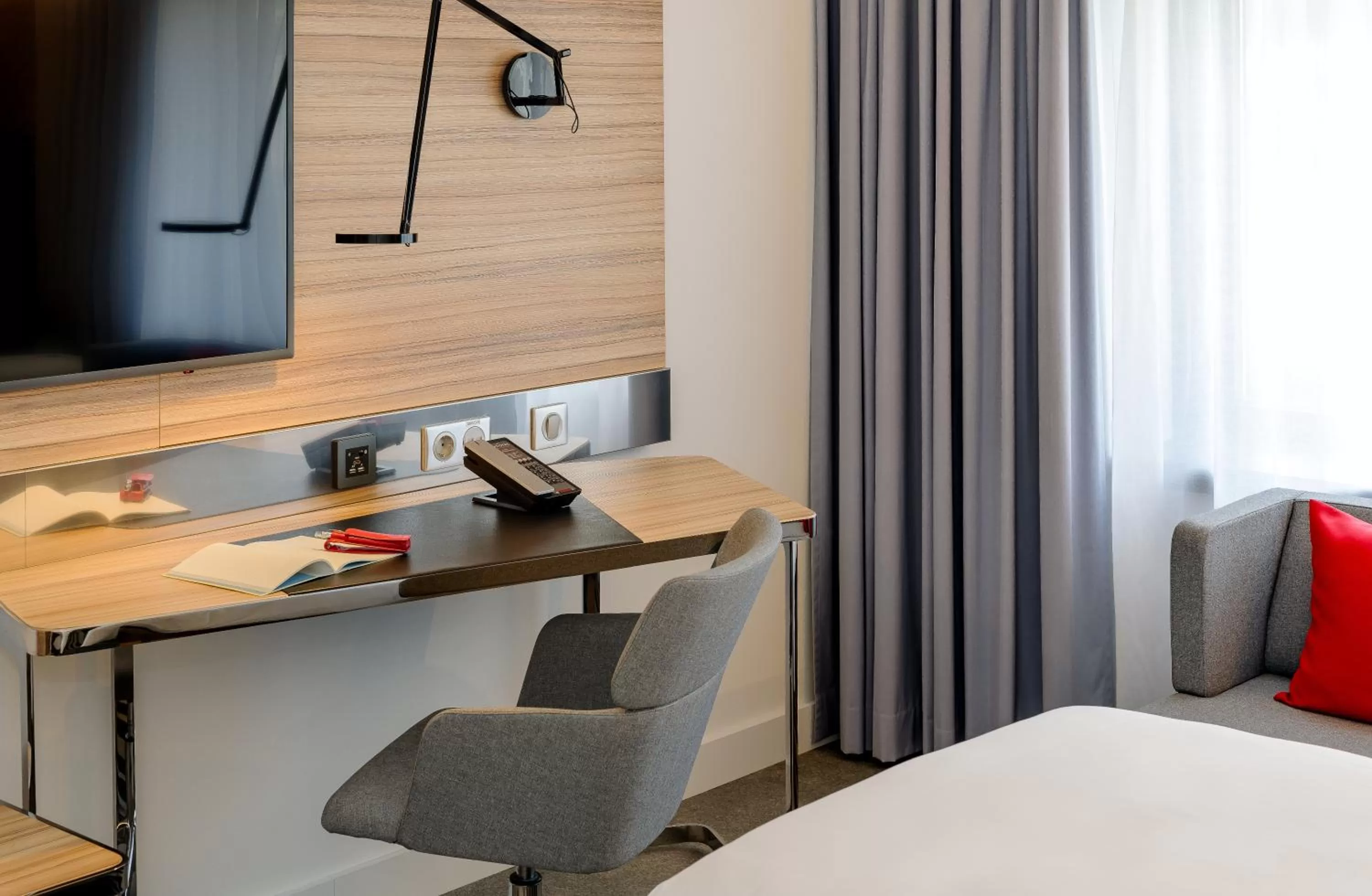 Photo of the whole room, Bed in Novotel Wien Hauptbahnhof