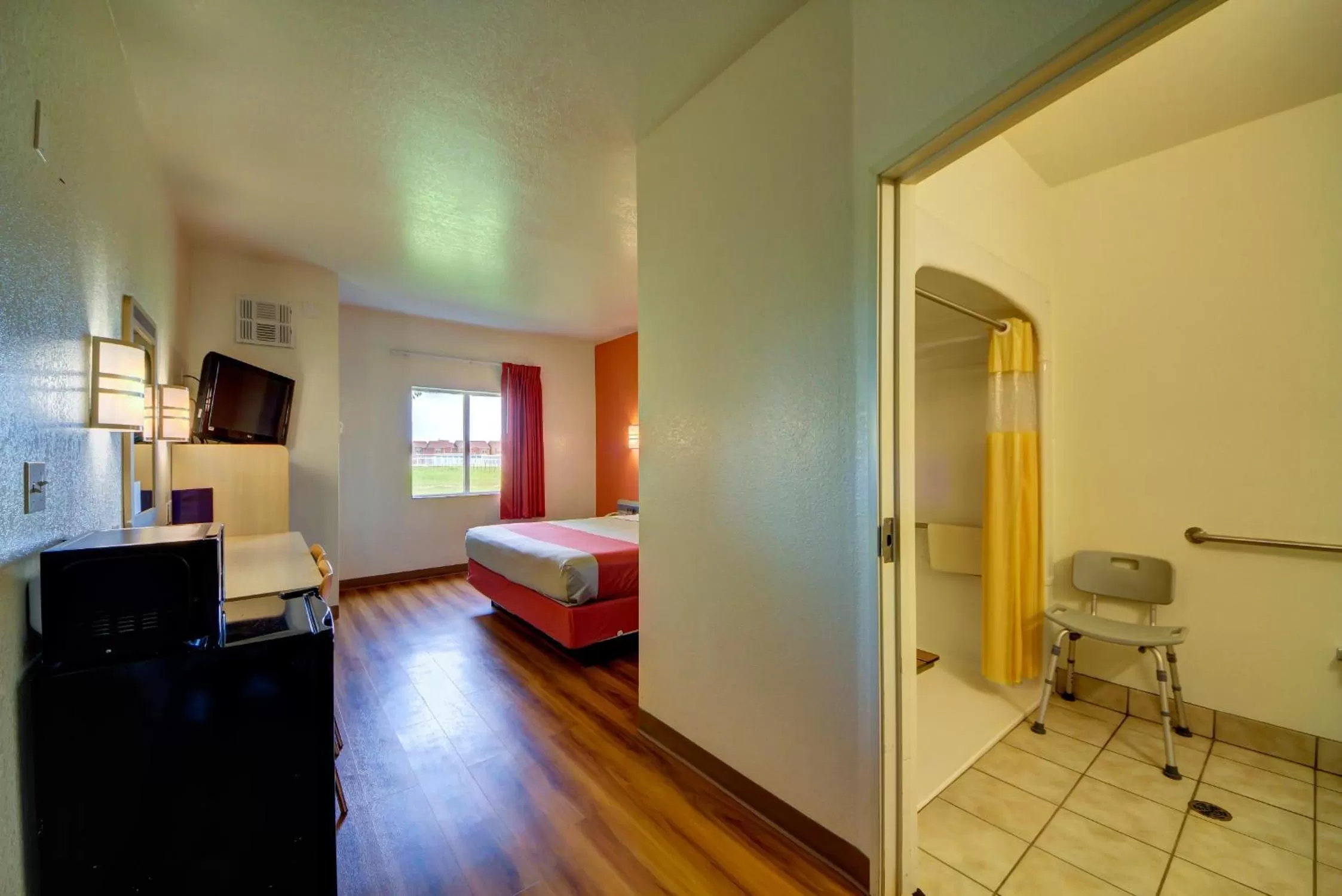 Photo of the whole room, Bed in Motel 6-El Reno, OK