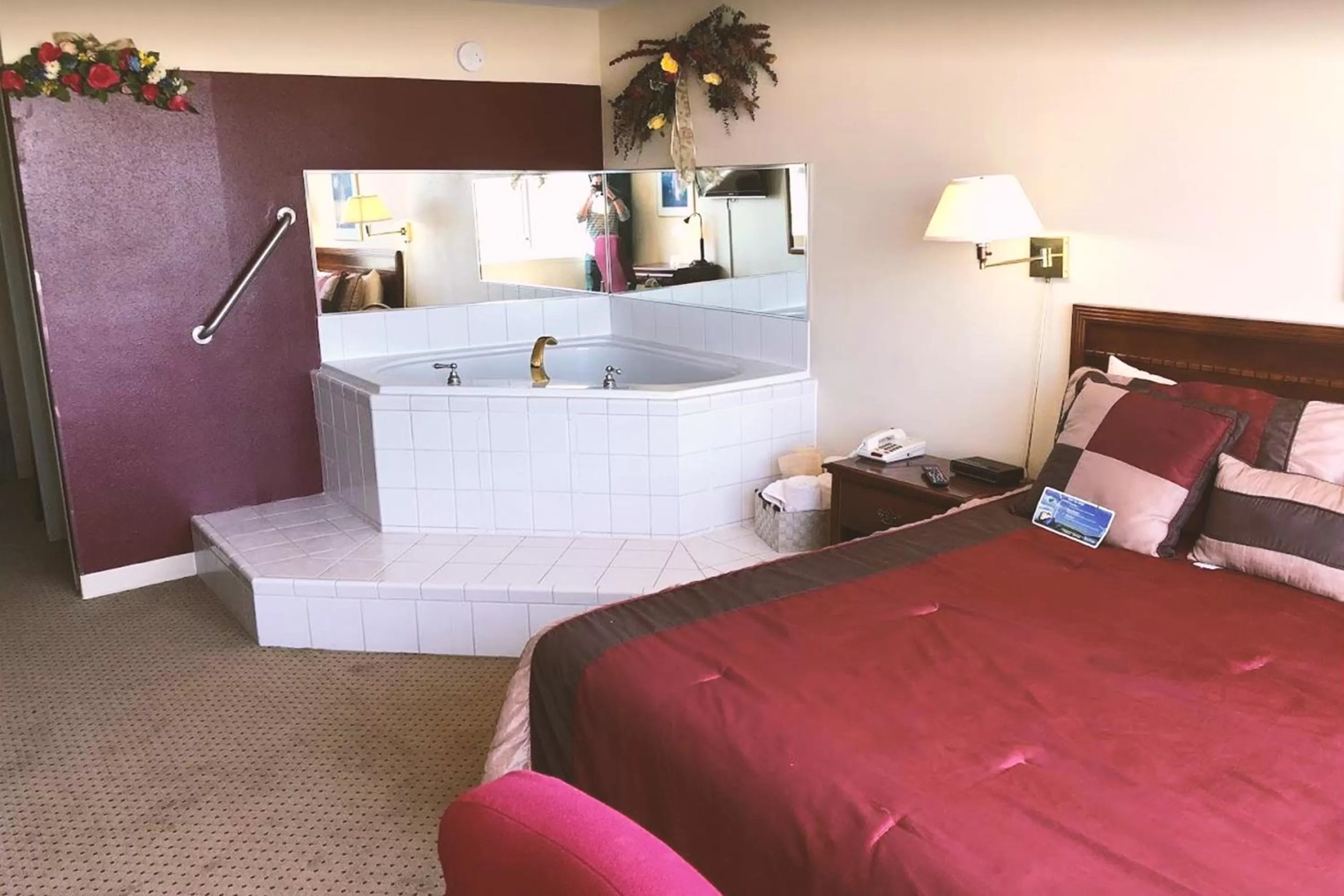 Bed in Norwood Inn & Suites Worthington