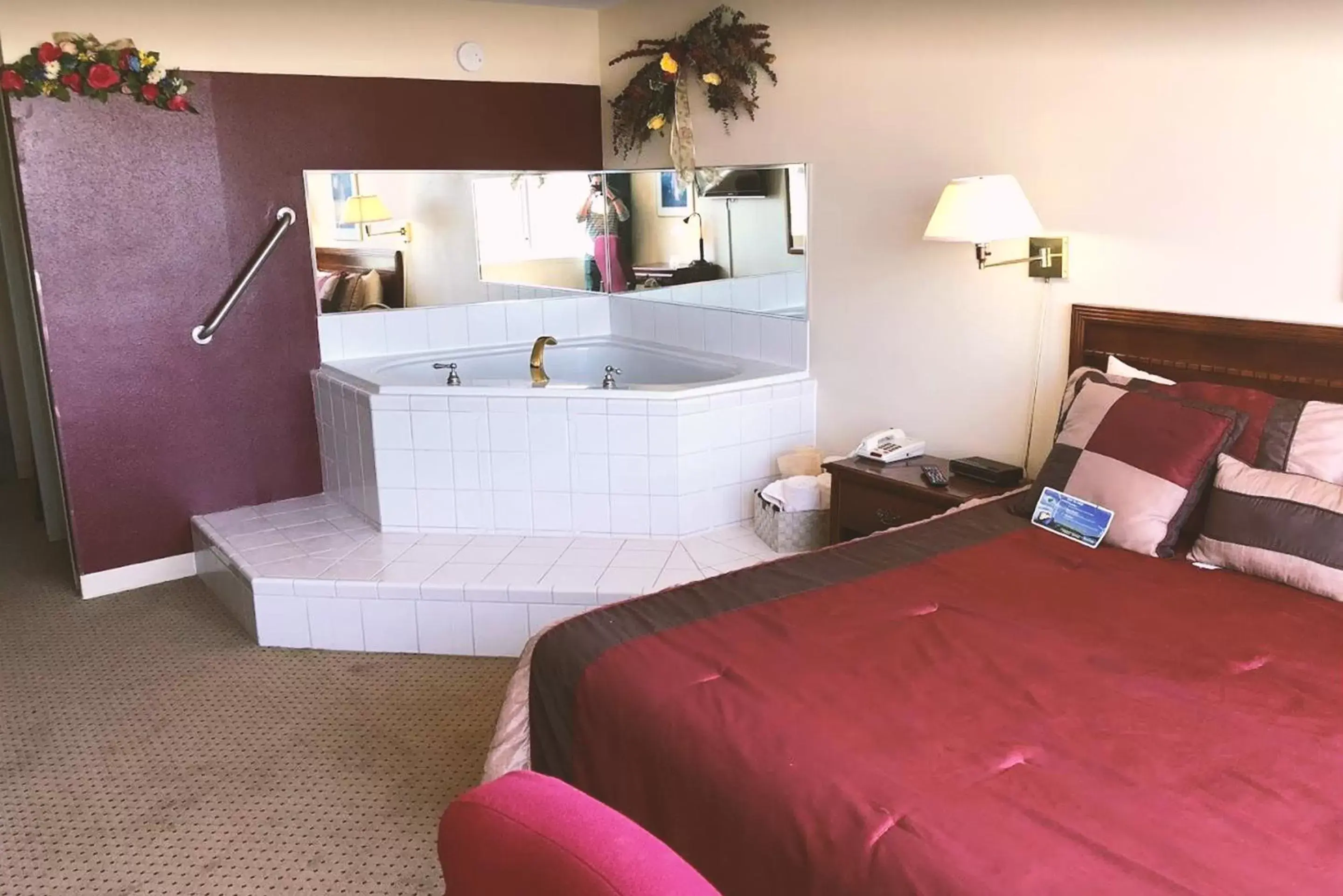 Suite with Spa Bath in Norwood Inn & Suites Worthington Suite with Spa Bath in Norwood Inn & Suites Worthington