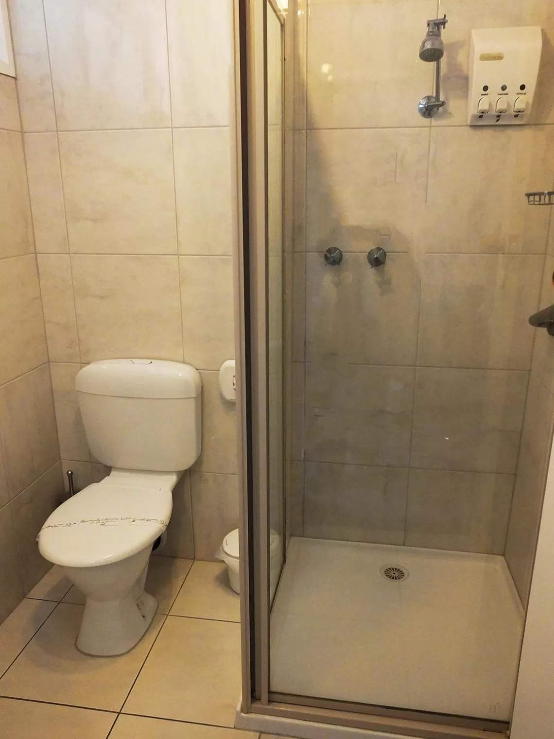 Bathroom in Edinburgh Motor Inn