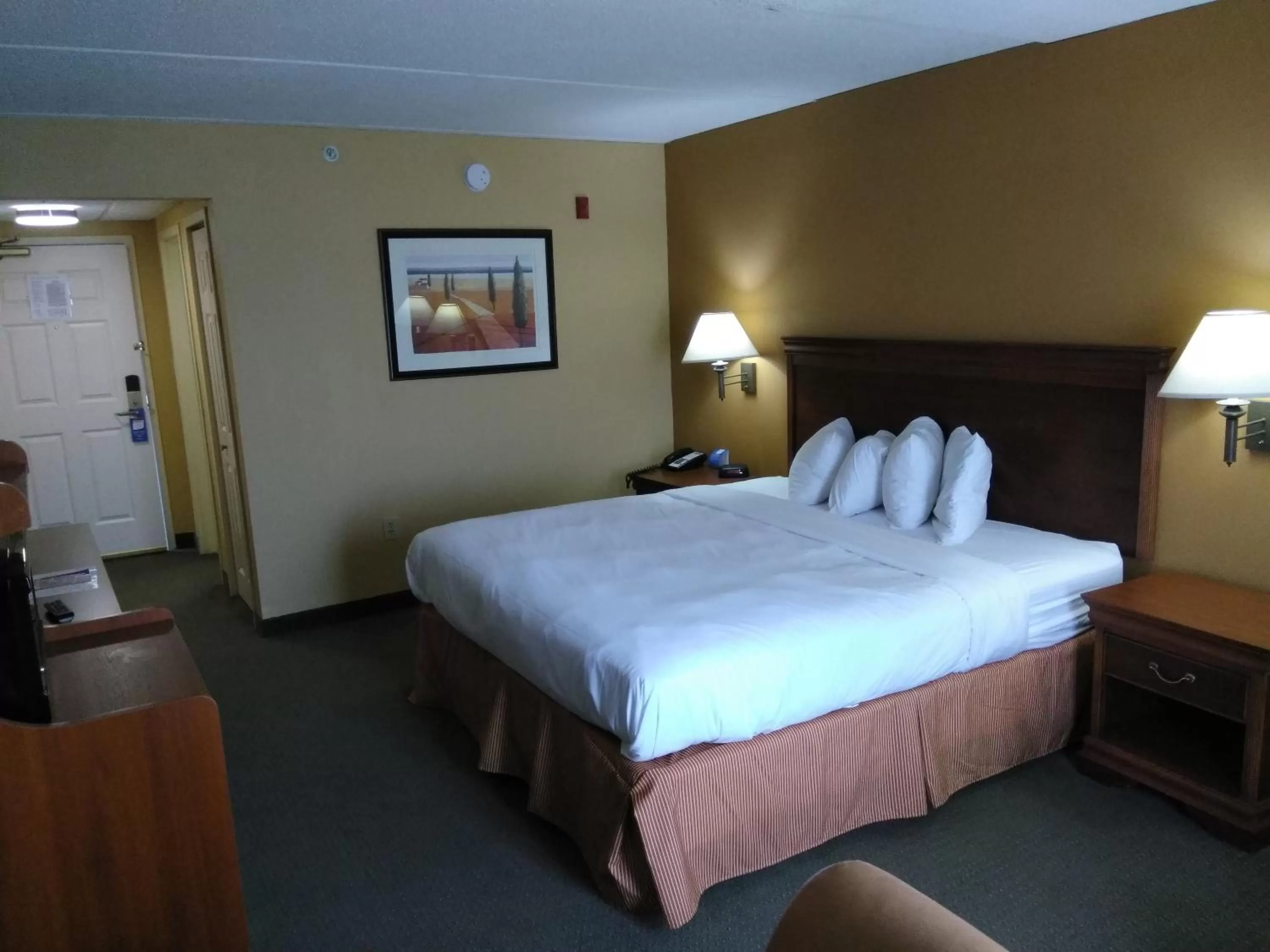 Bedroom, Bed in Baymont by Wyndham Clinton