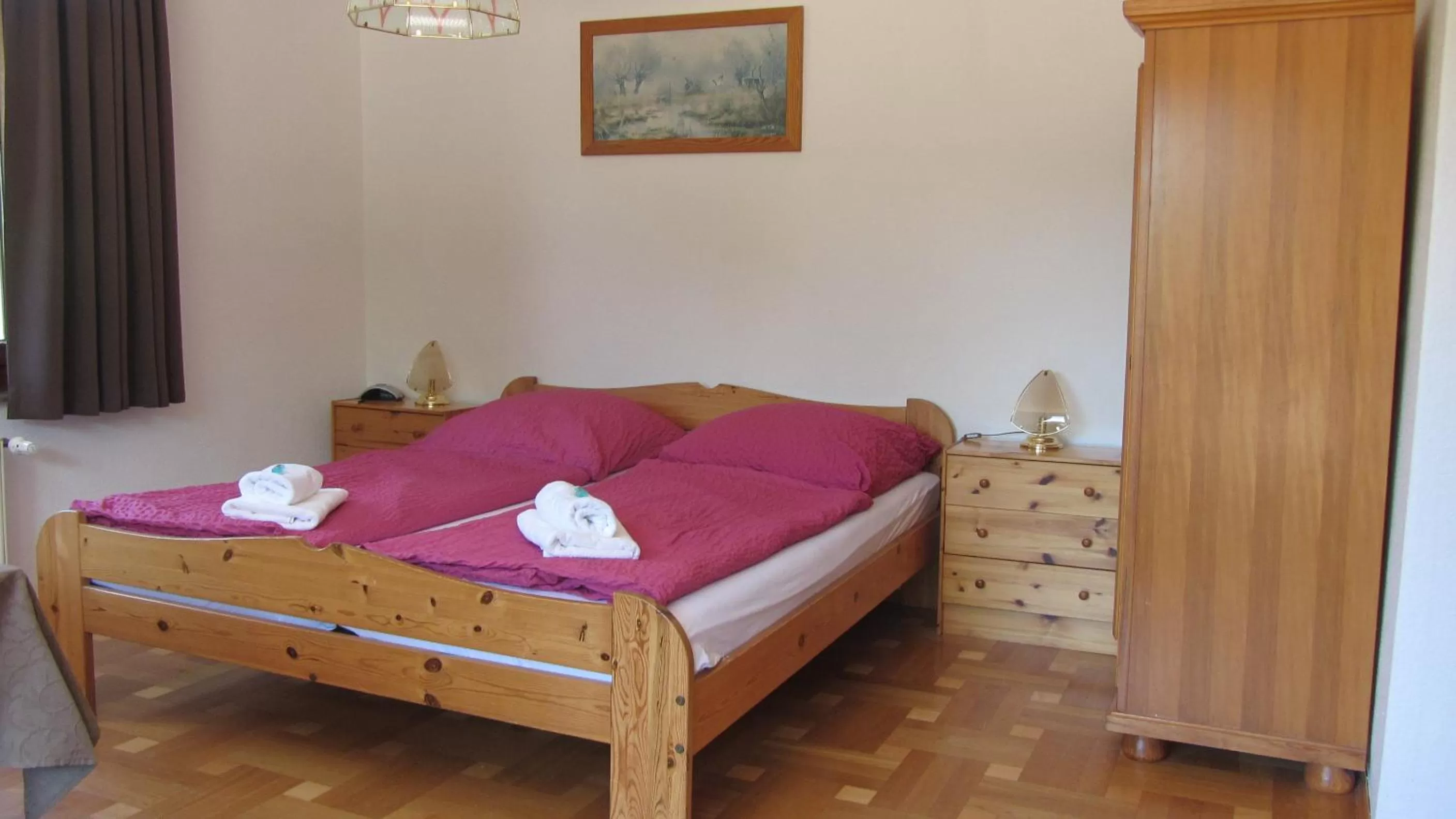 Bedroom, Bed in Grüner Baum