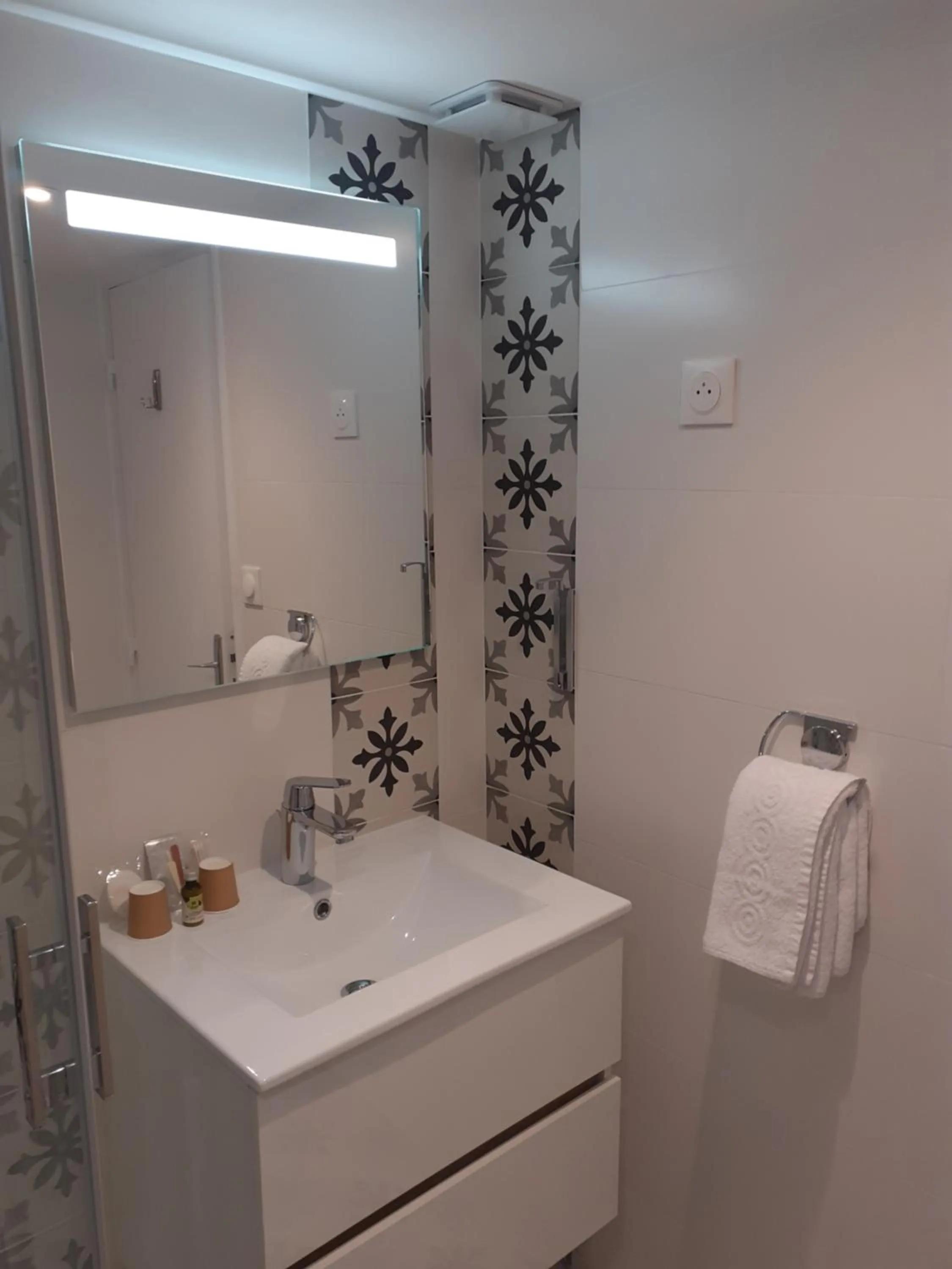 Bathroom in Hotel de Charme La Bonne Adresse - Logis hotels