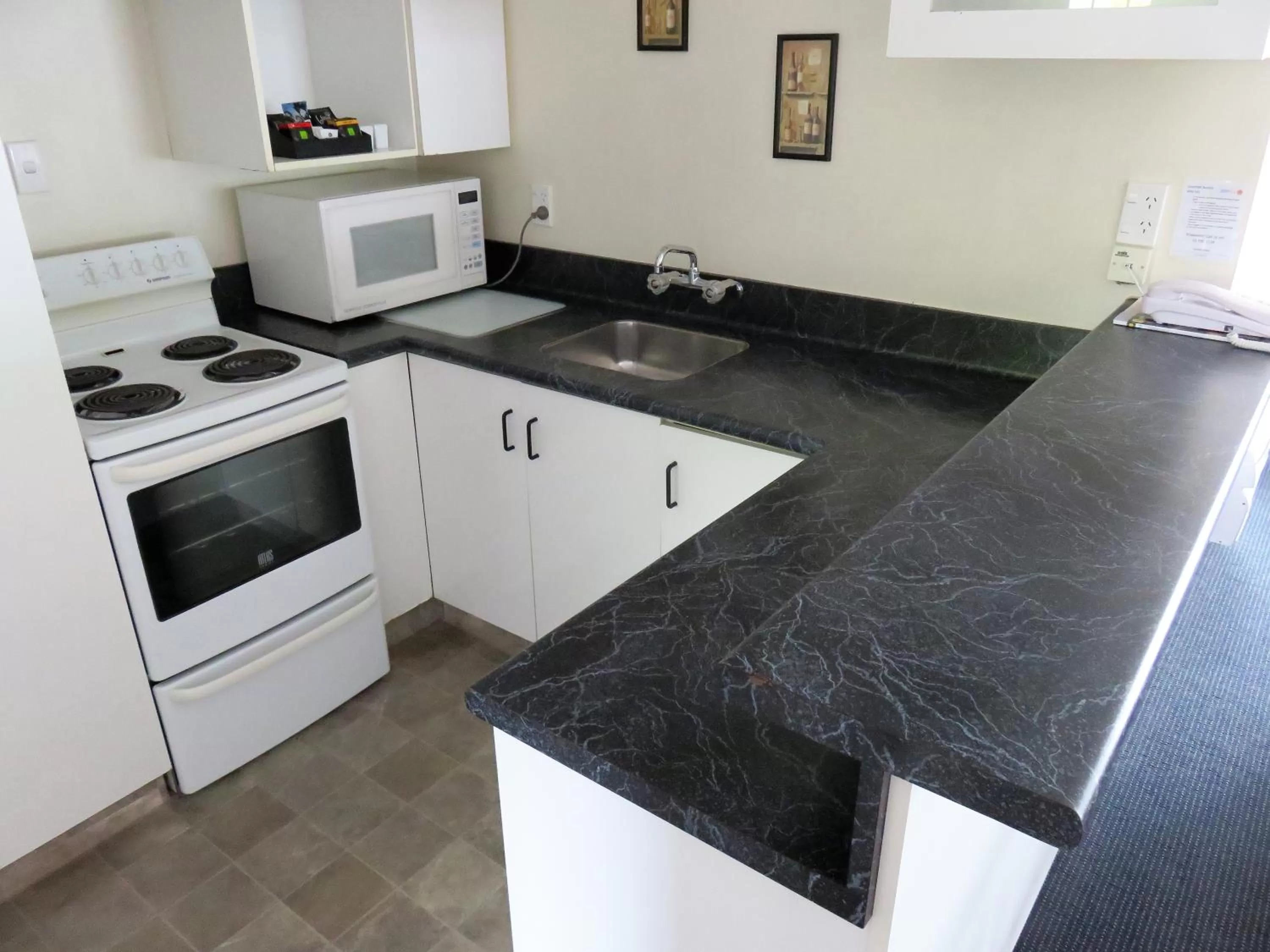 Kitchen or kitchenette in Admirals Motor Lodge