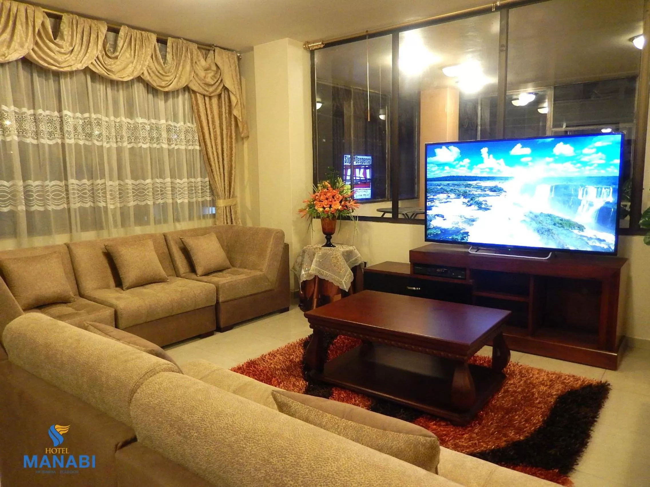 Communal lounge/ TV room, Seating Area in La Merced Plaza Hostal