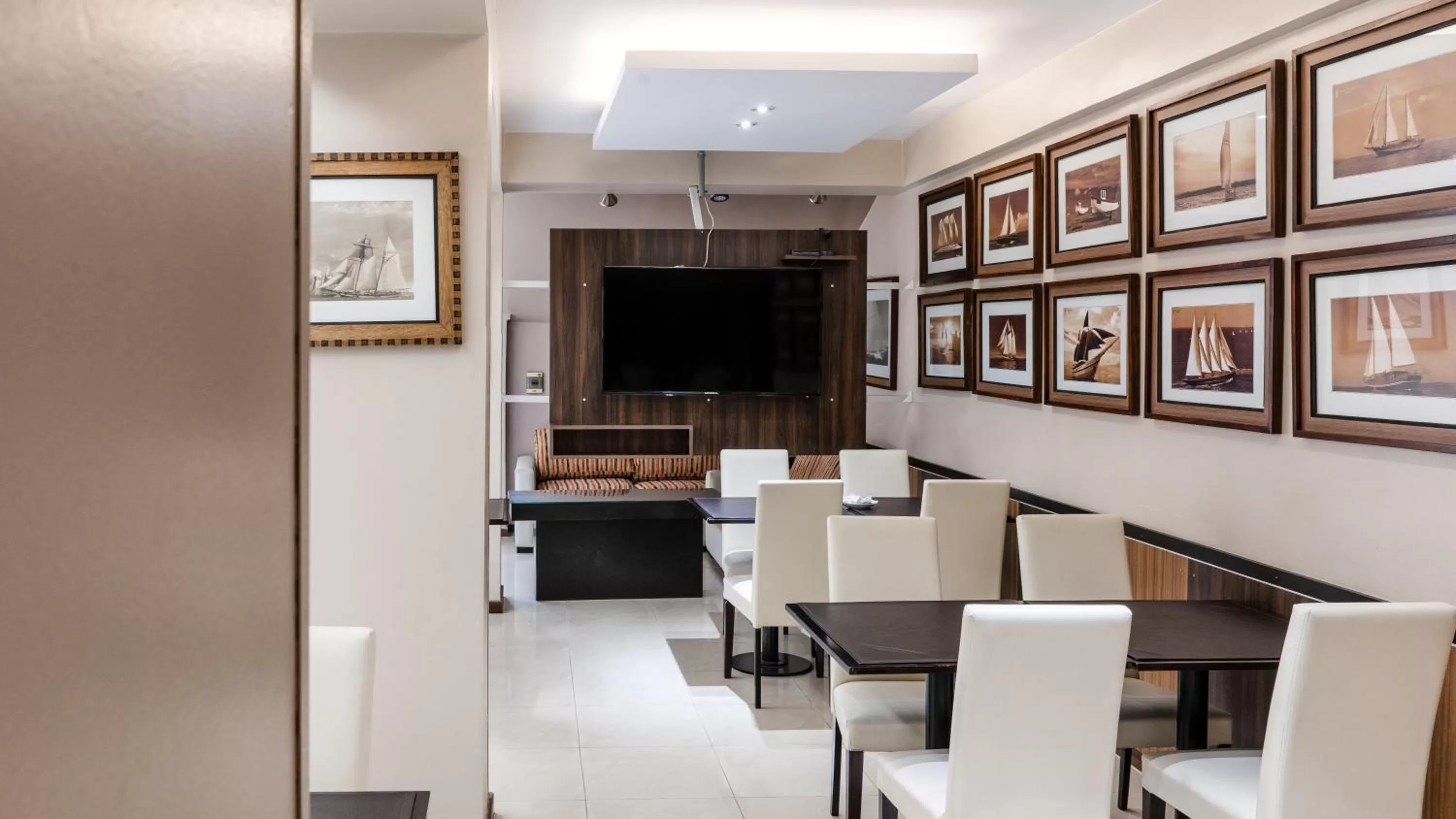 Restaurant/places to eat in Hotel Metropol