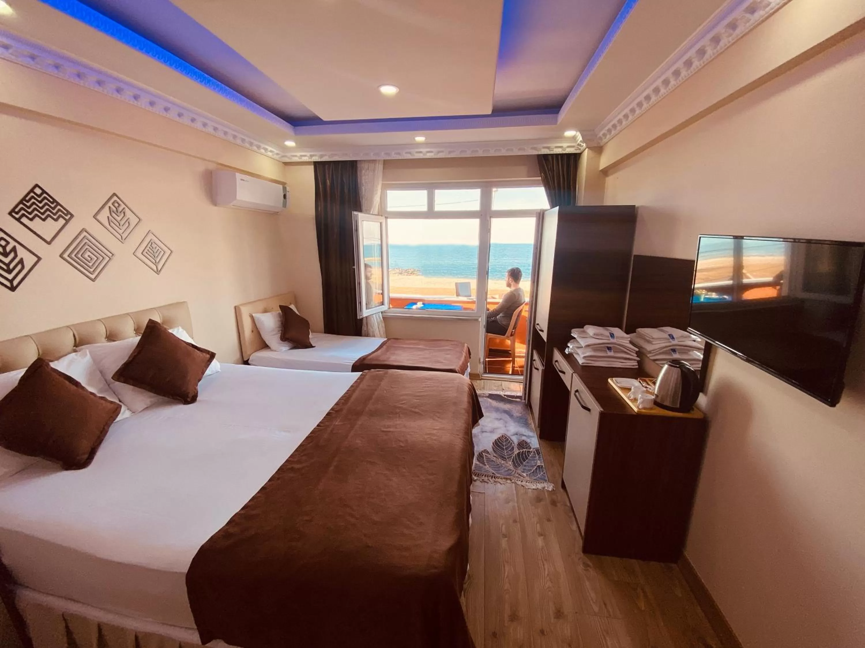 Communal lounge/ TV room, Bed in istanbul Airport Kumsal Otel