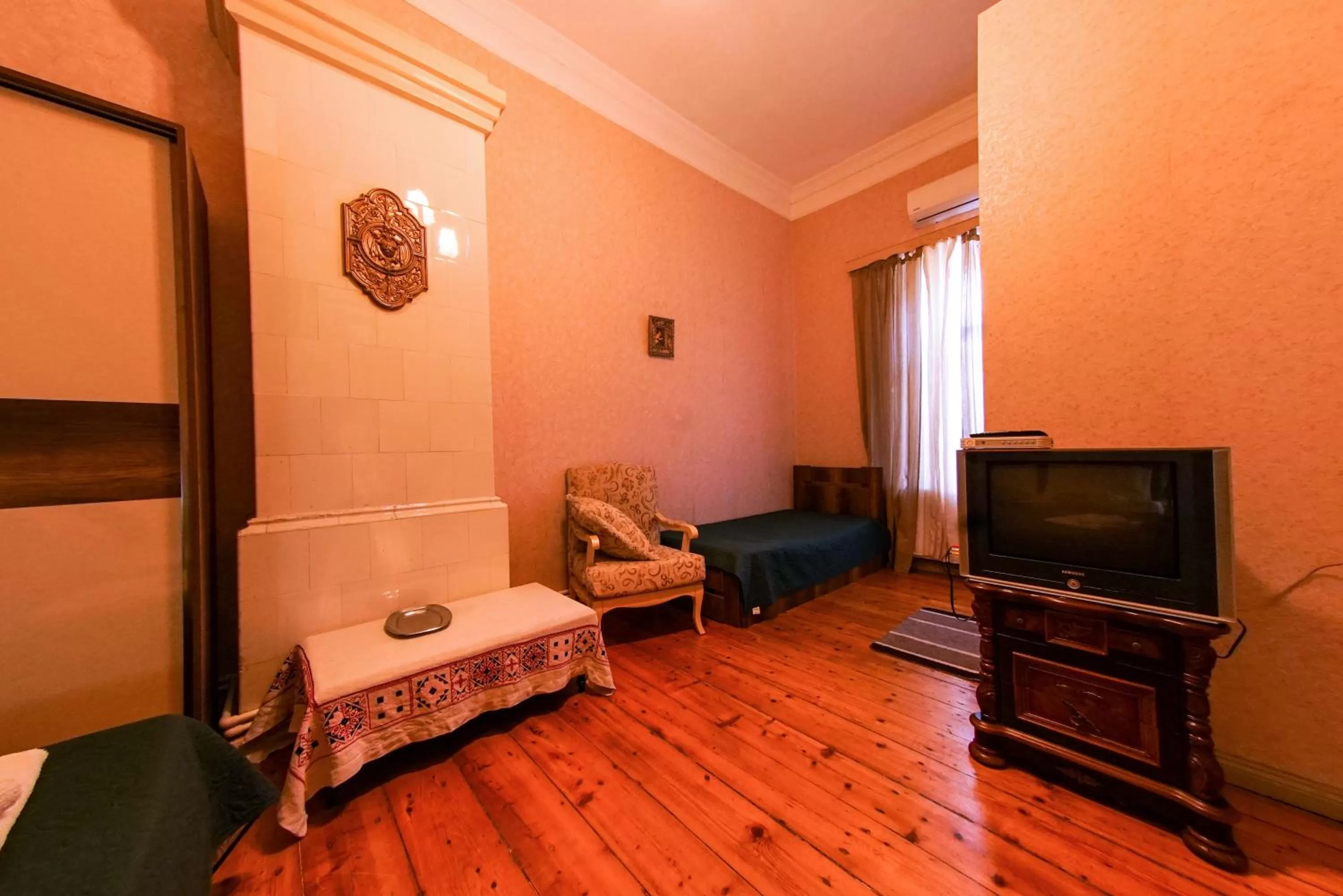 Photo of the whole room, TV/Entertainment Center in House 1899