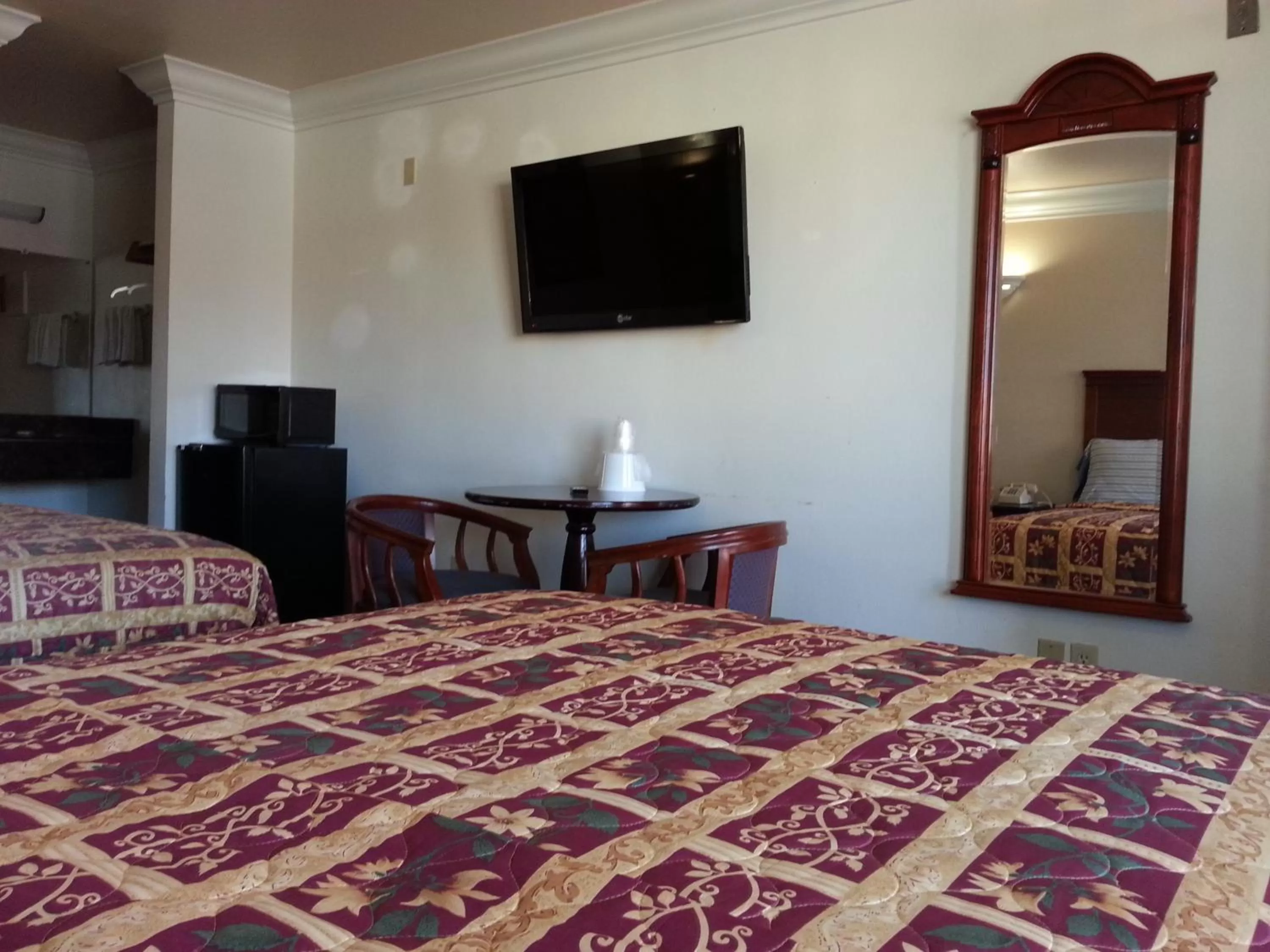 Decorative detail, Bed in Royal Inn Motel Long Beach