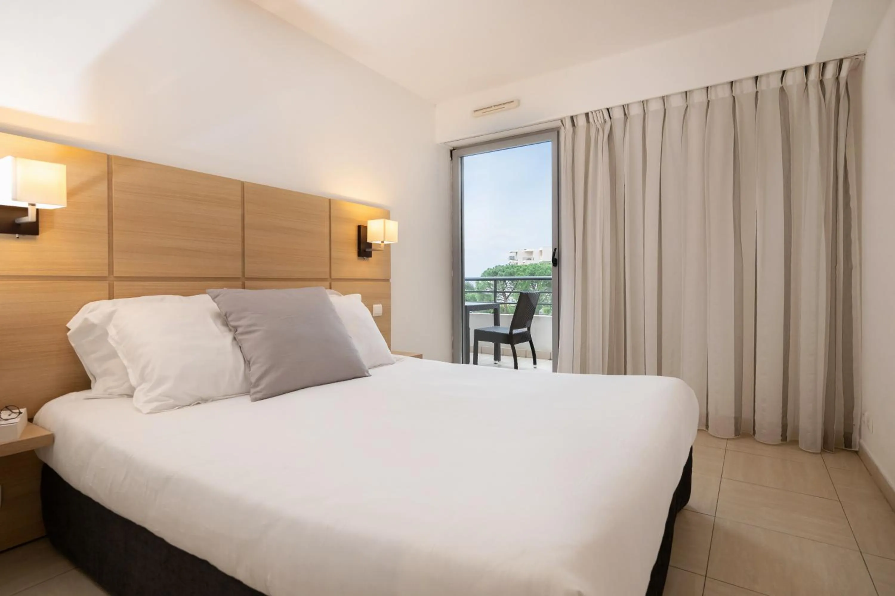 Bedroom, Bed in Nemea Appart Hotel Le Lido Cagnes sur Mer
