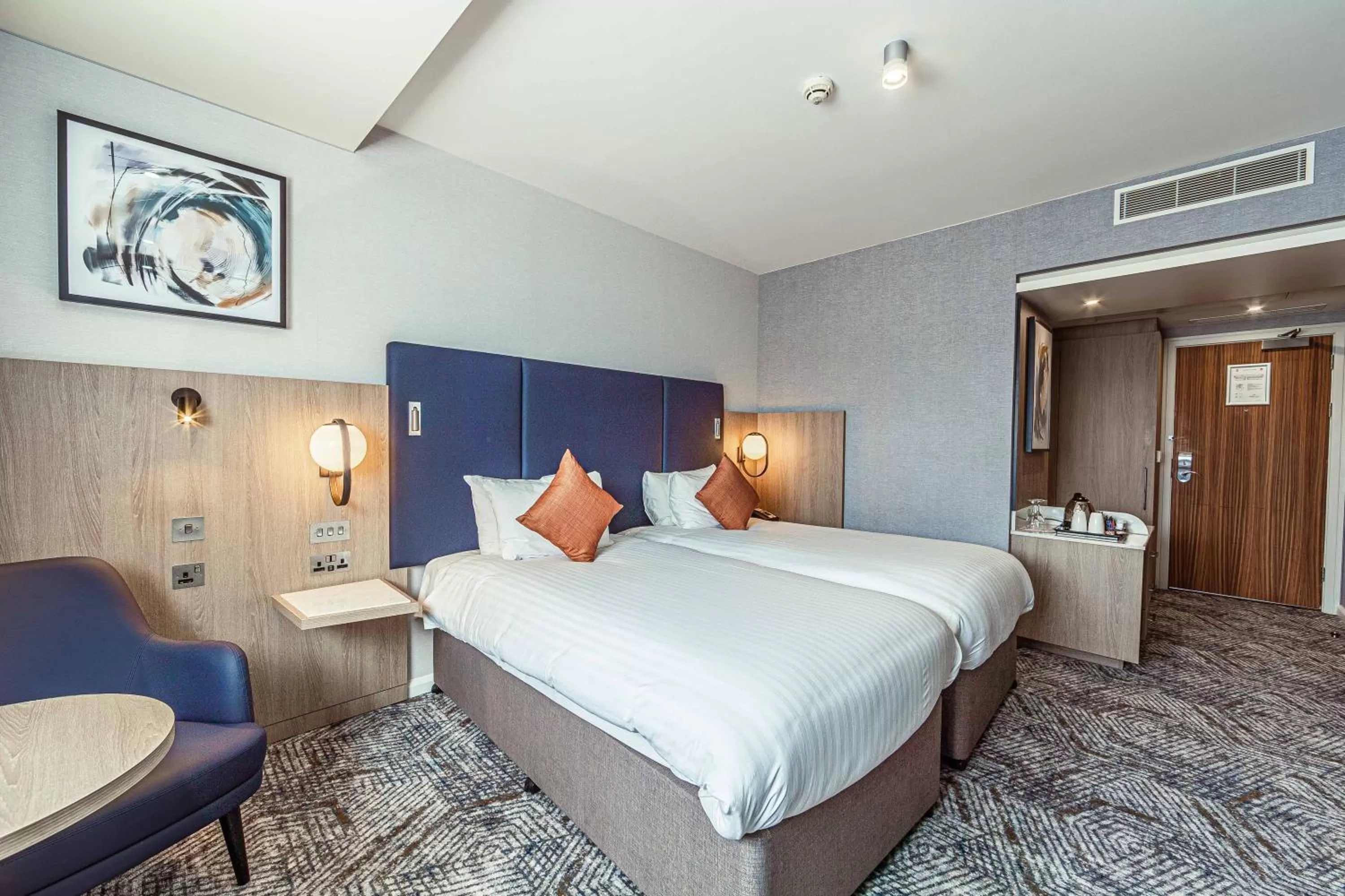 Photo of the whole room, Bed in Crowne Plaza Reading