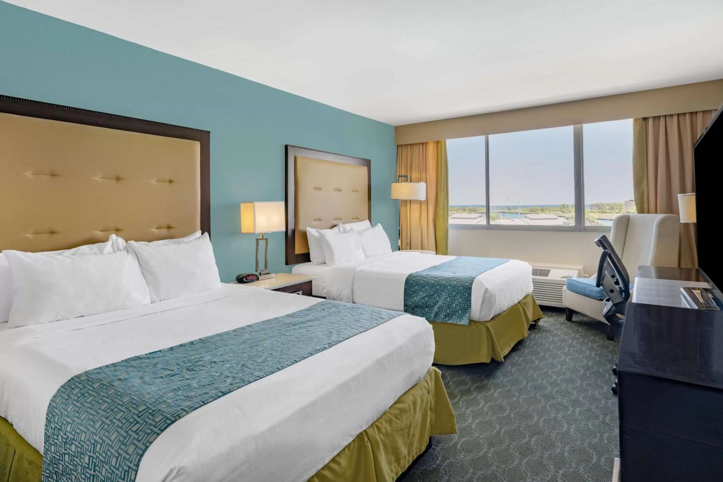Photo of the whole room, Bed in Wyndham Garden Kenosha Harborside