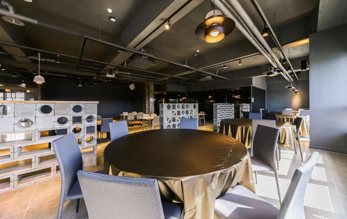 Restaurant/places to eat in CM Park Hotel