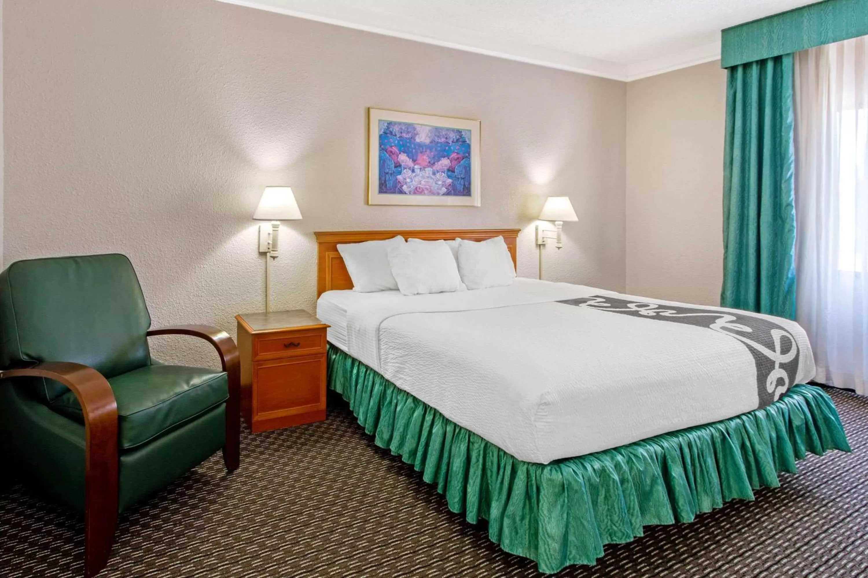Photo of the whole room, Bed in La Quinta Inn by Wyndham Las Cruces Mesilla Valley