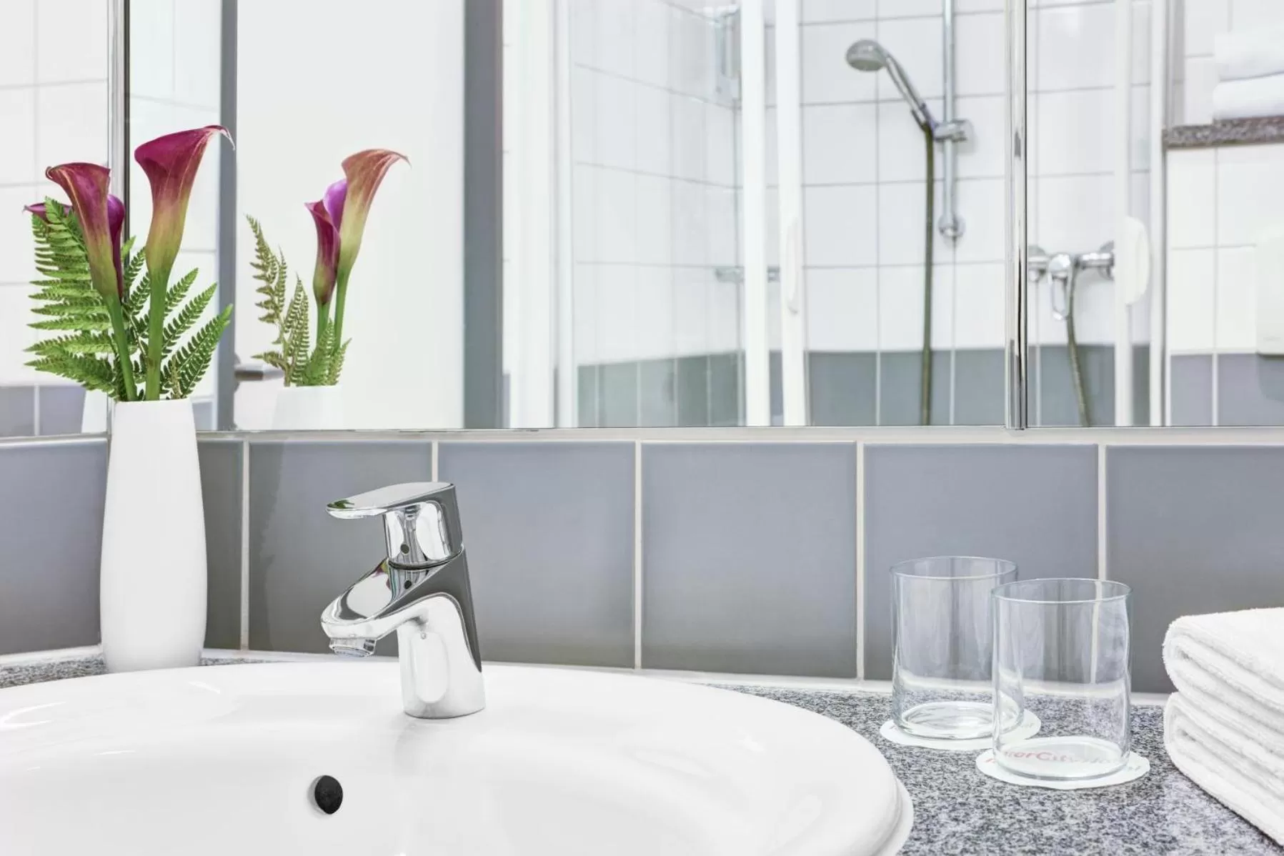 Bathroom in IntercityHotel Hamburg Hauptbahnhof