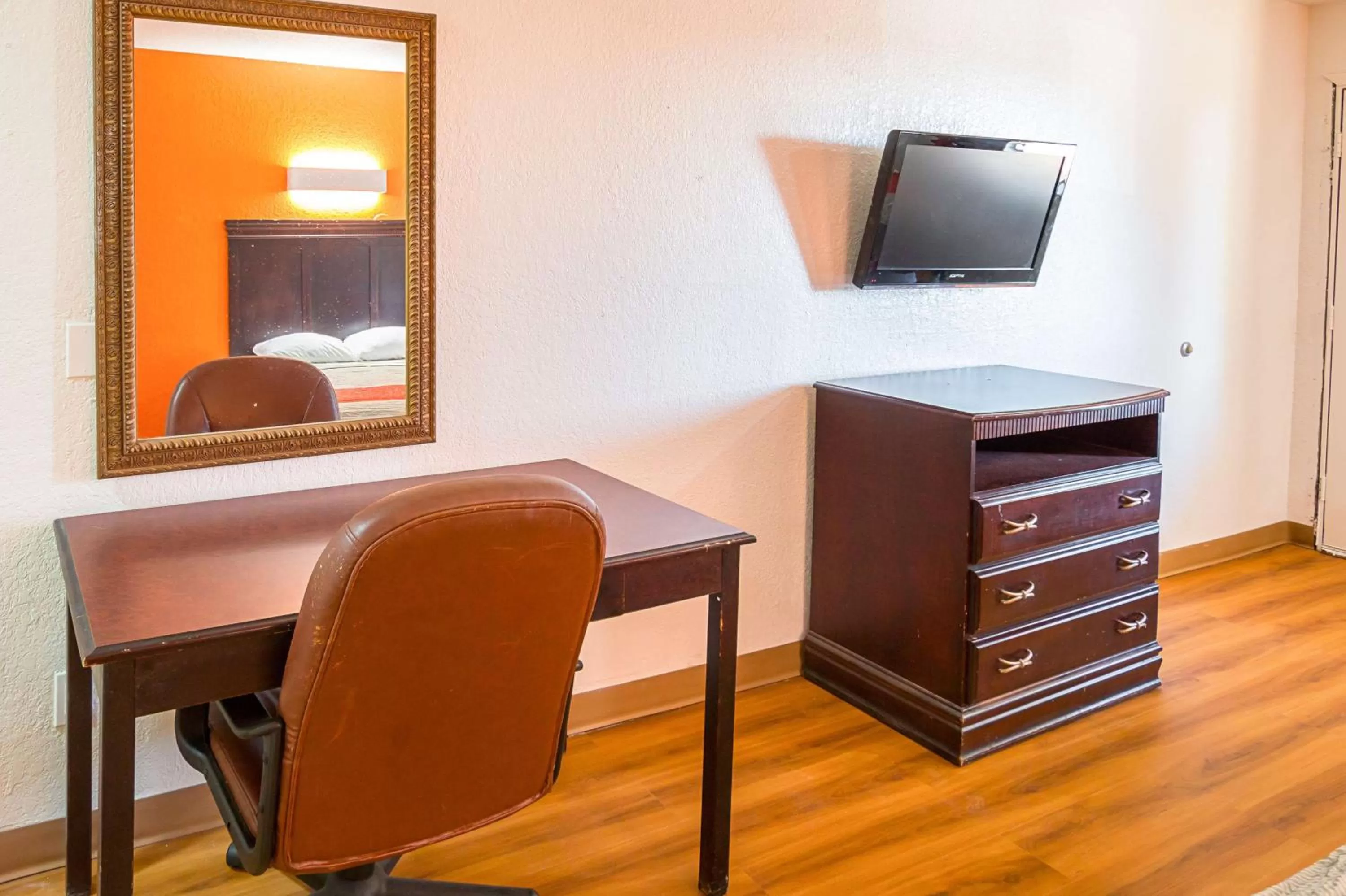 TV and multimedia in Motel 6-Red Oak, TX - Dallas
