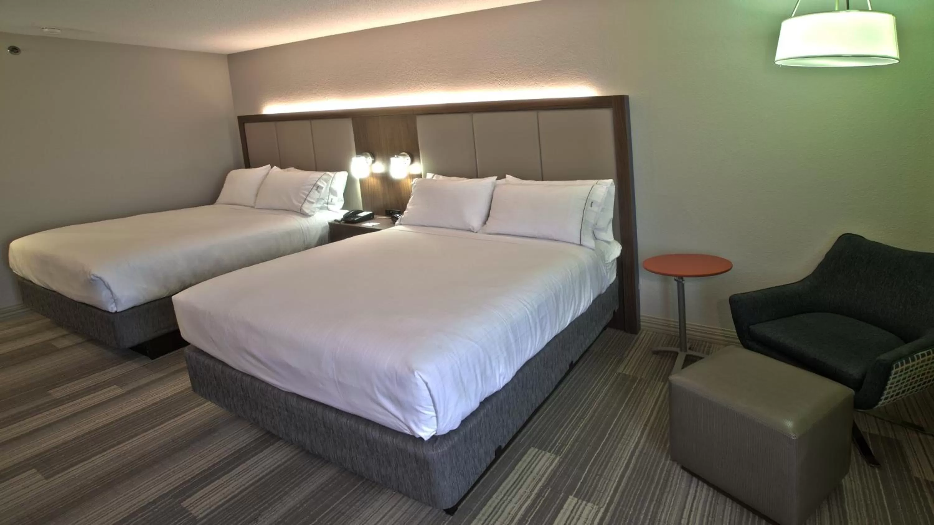 Photo of the whole room, Bed in Holiday Inn Express & Suites Evansville North by IHG