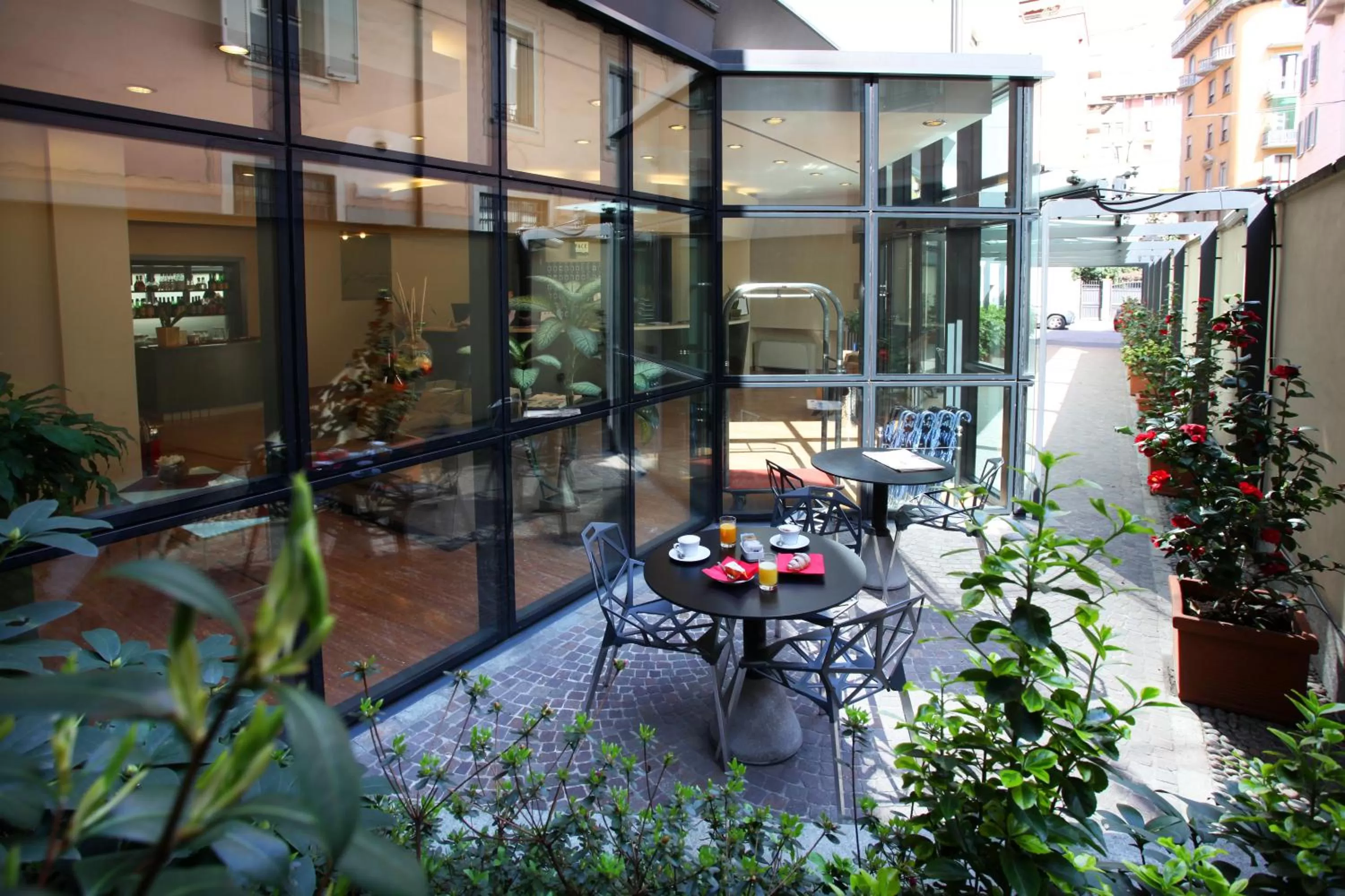 Facade/entrance in Hotel Des Etrangers