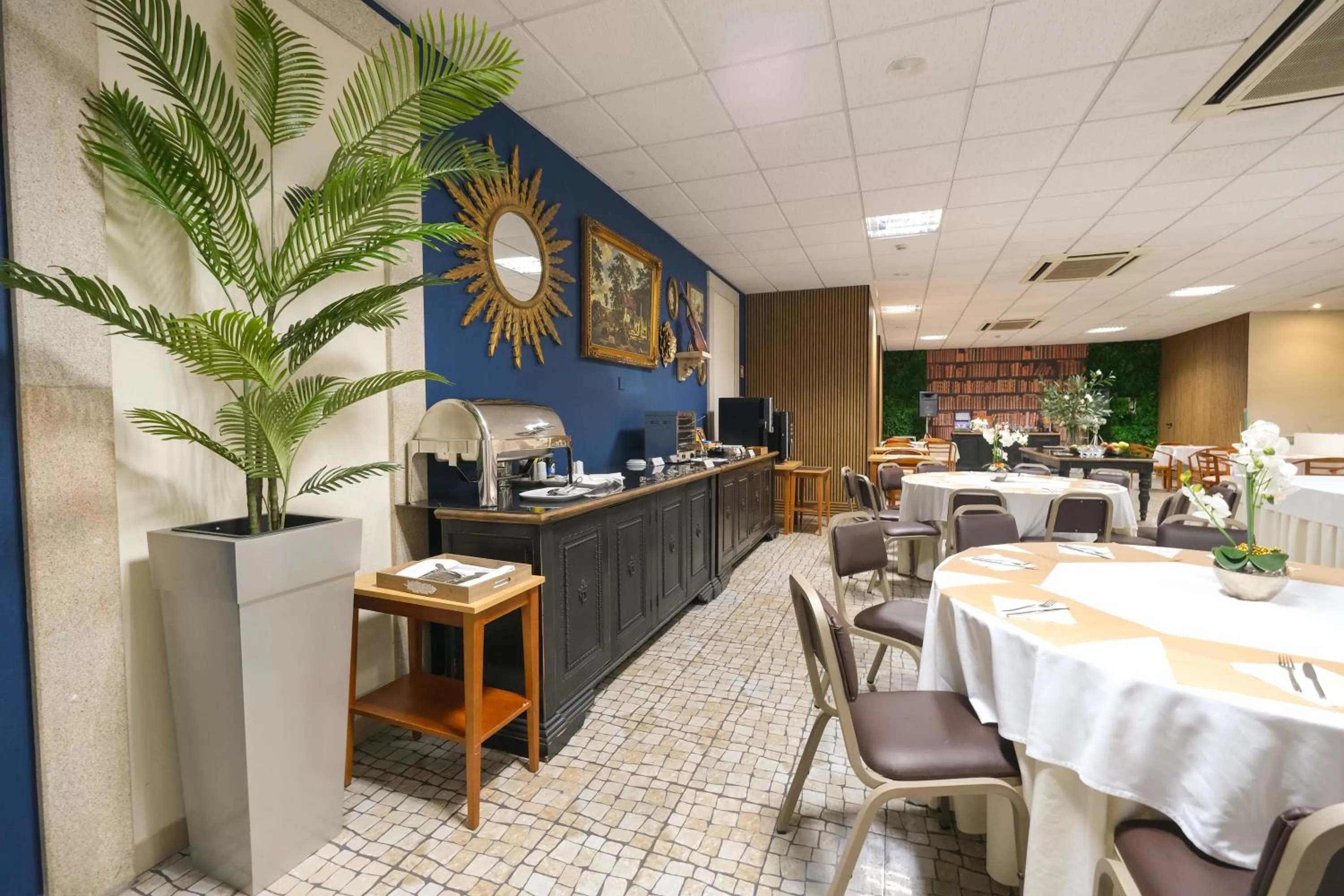 Restaurant/places to eat in Hotel Rainha D. Amélia, Arts & Leisure