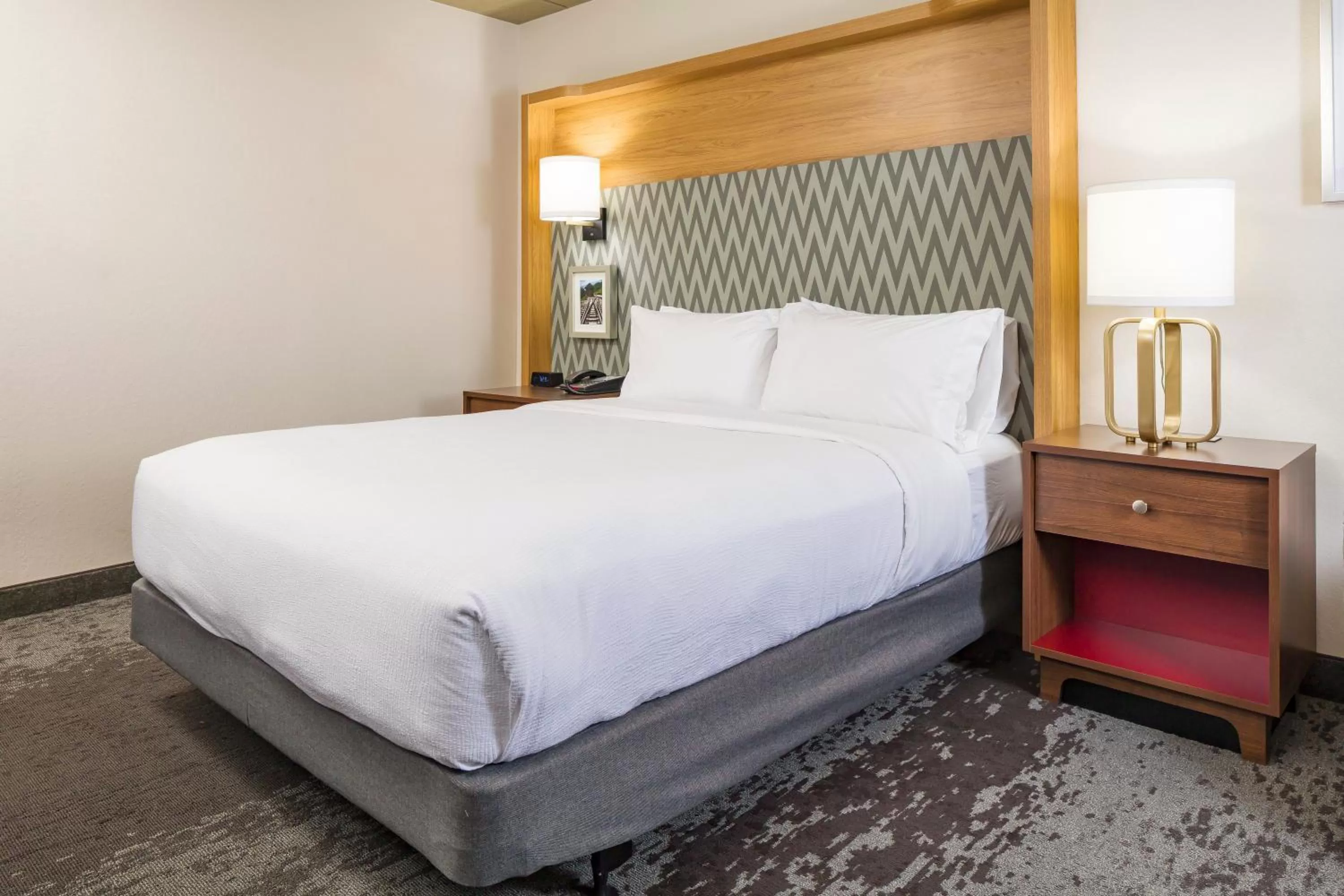 Photo of the whole room, Bed in Holiday Inn Salem by IHG