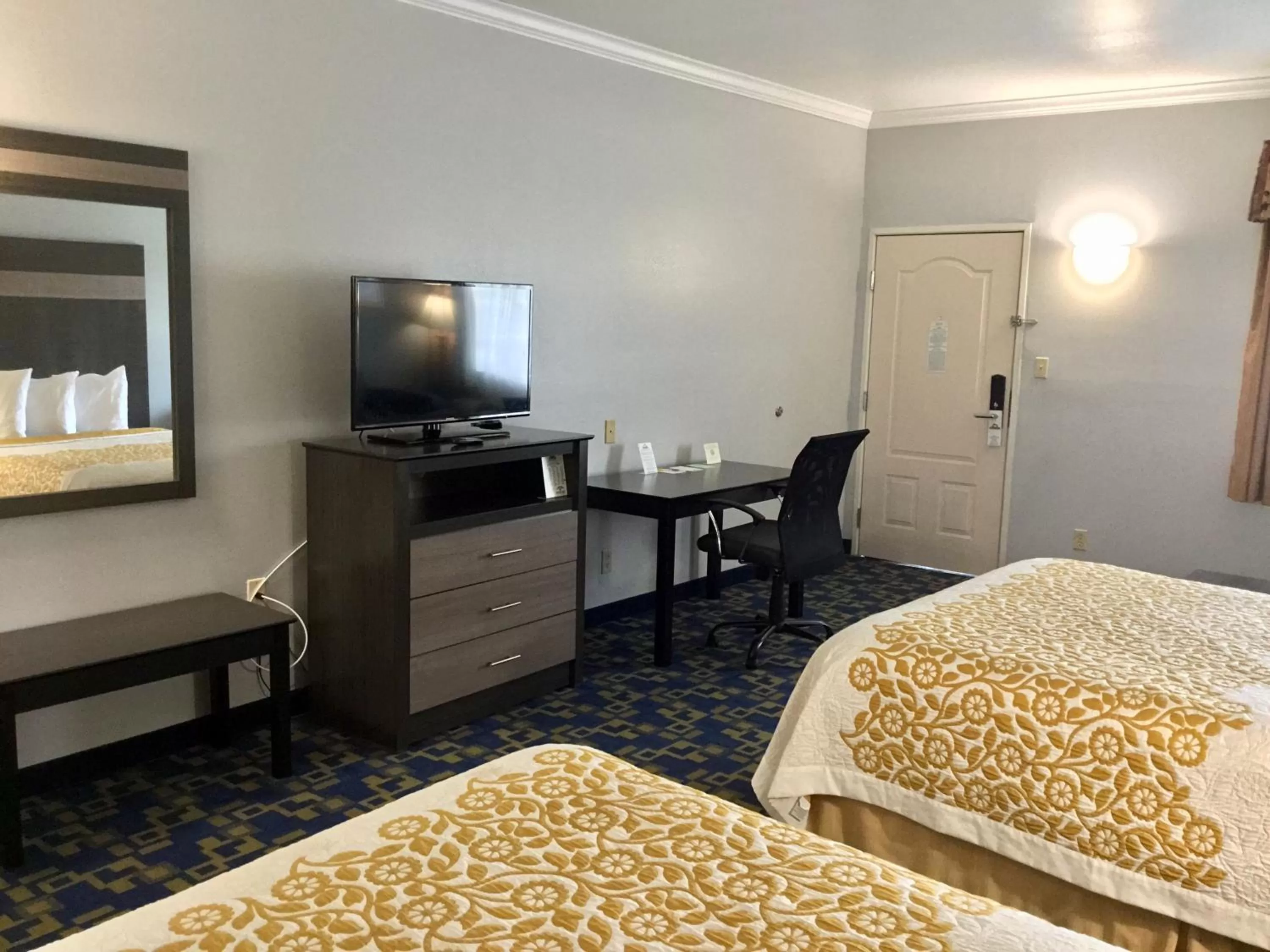 TV and multimedia in Days Inn by Wyndham Robstown