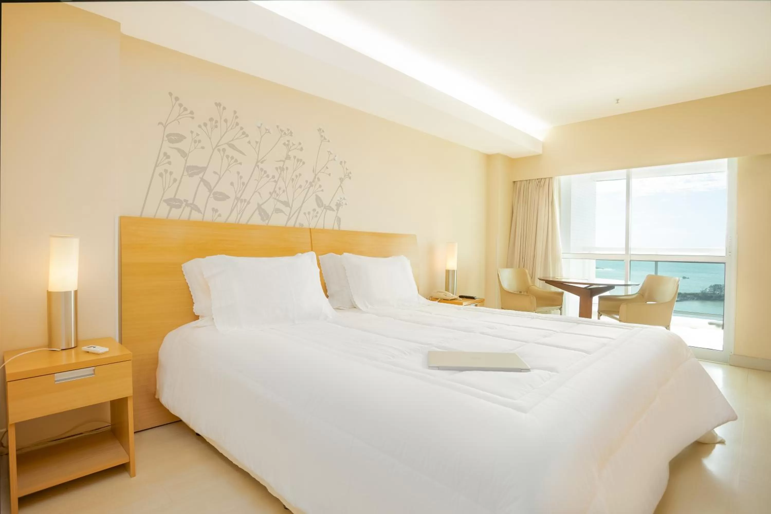 Photo of the whole room, Bed in Golden Tulip Macaé