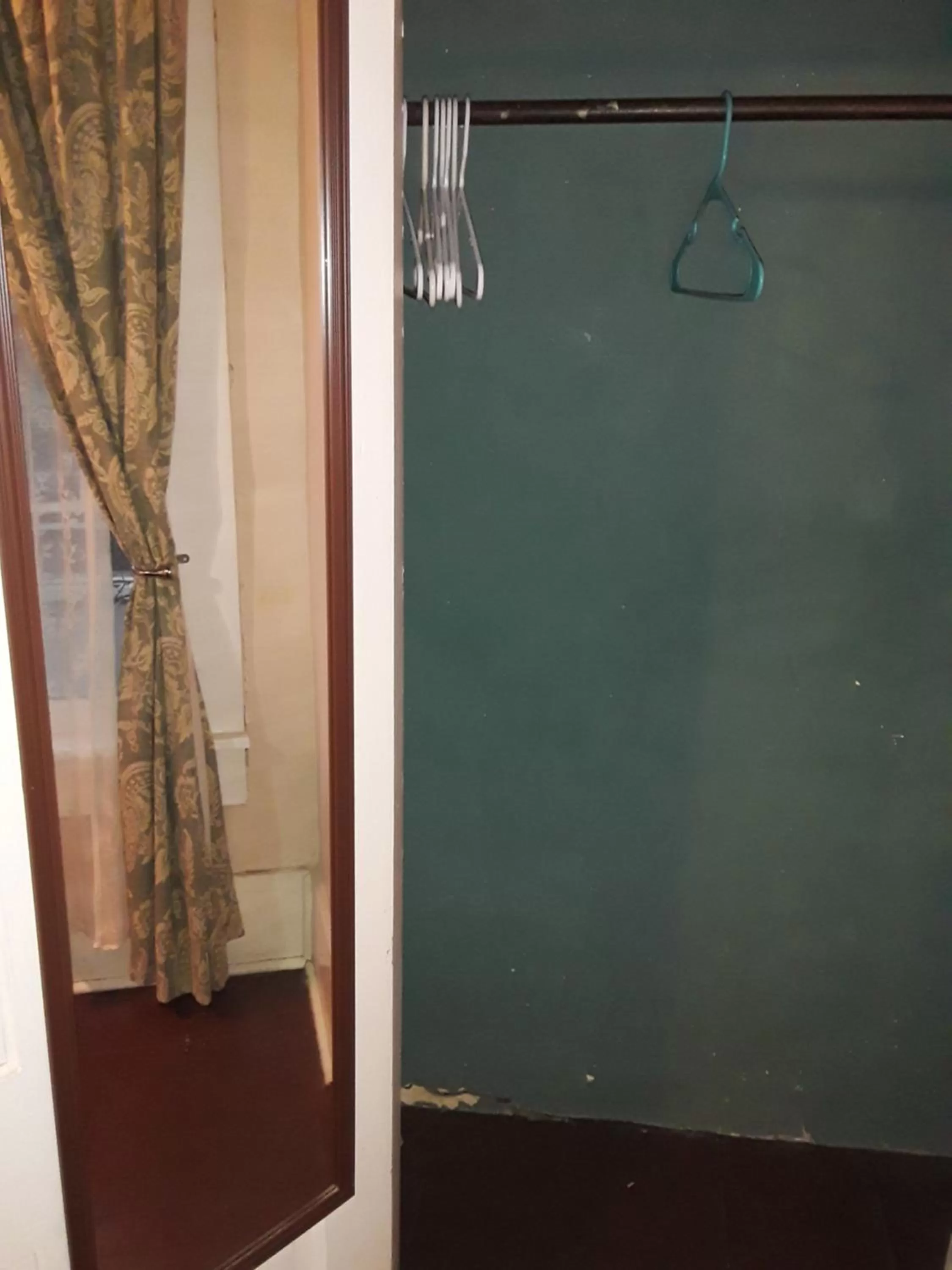 wardrobe, Bathroom in Hall Place B&B