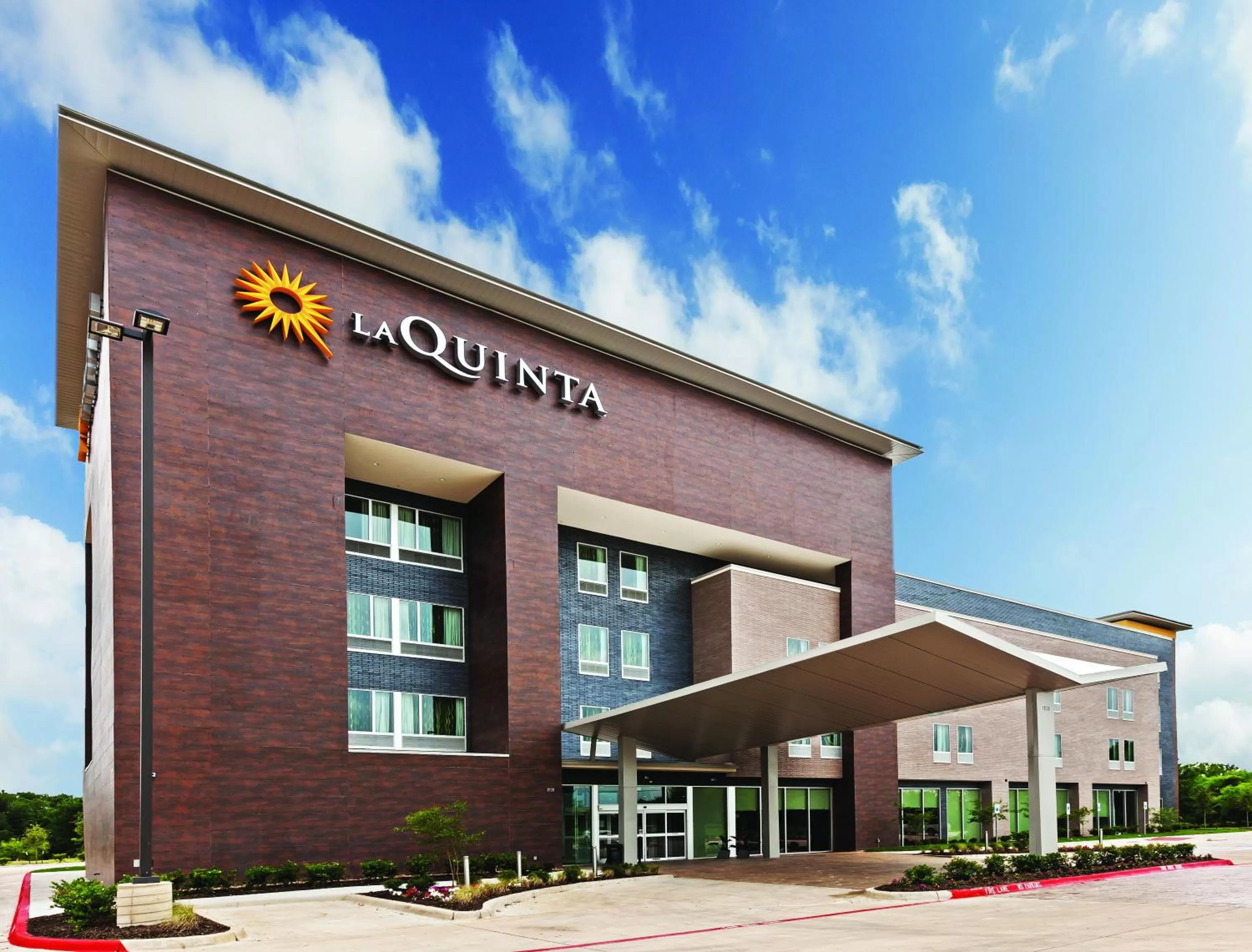 Facade/entrance in La Quinta Inn & Suites by Wyndham Orlando I-Drive Theme Parks