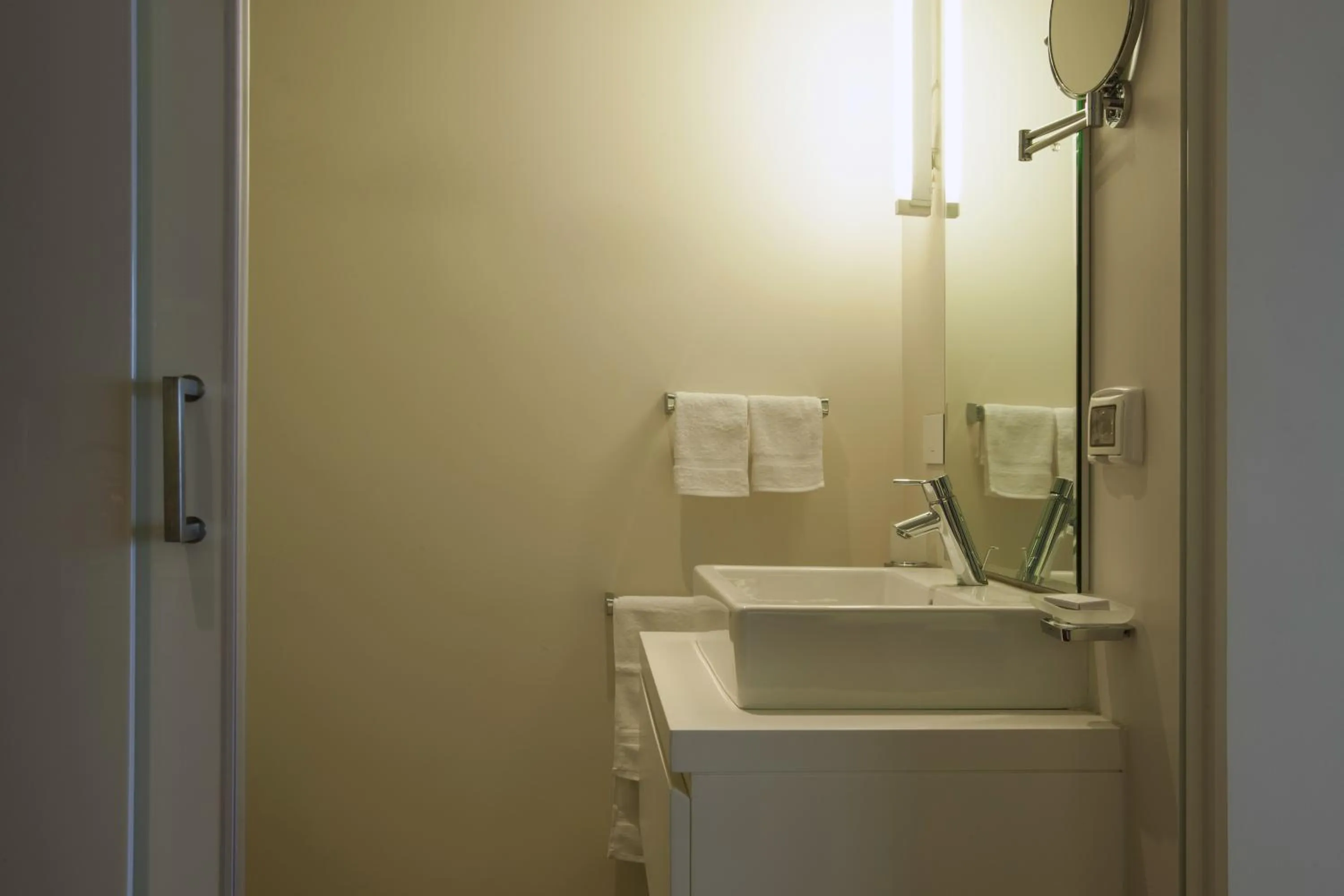 Bathroom in 1866 Court & Suites Hotel