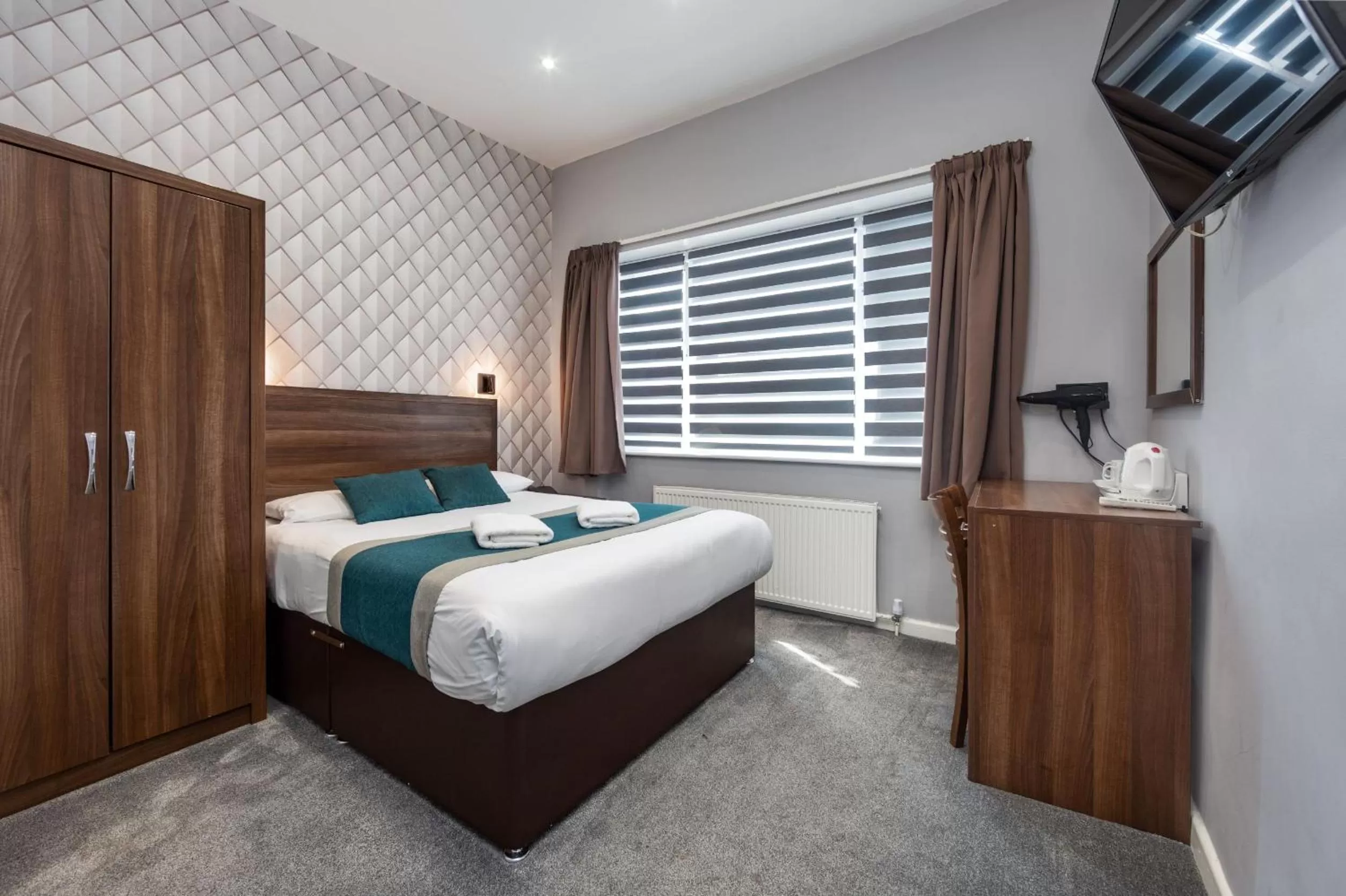 TV and multimedia, Bed in King Solomon Hotel- Golders Green