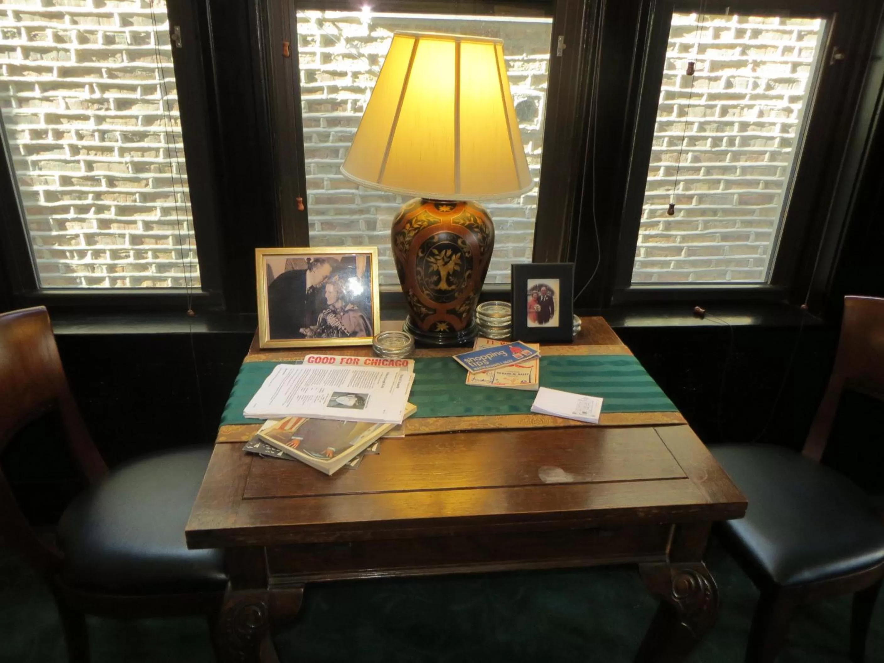 Seating area in The Polo Inn Bridgeport U.S.A.