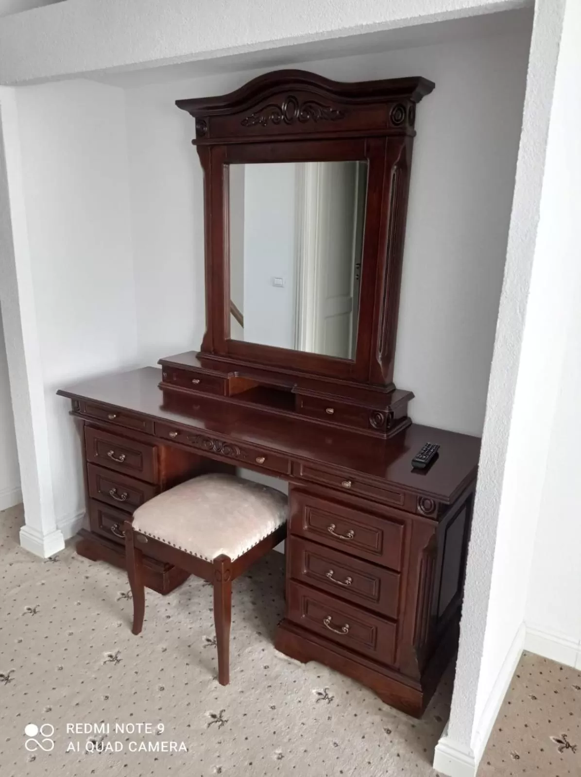 Seating area in JMR Royal -Luxury Rooms & Private Sauna