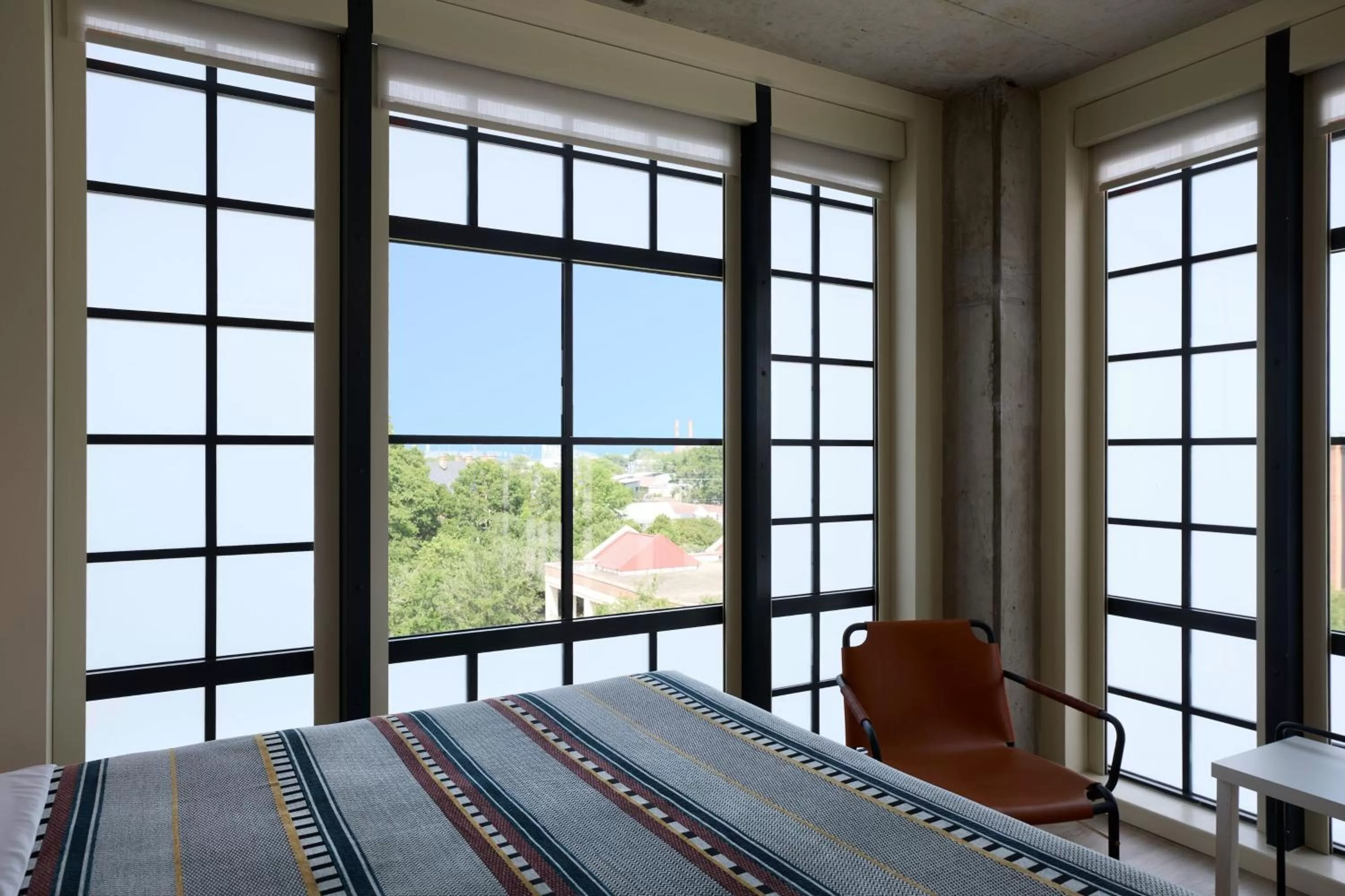 Photo of the whole room, Bed in Moxy Charleston Downtown