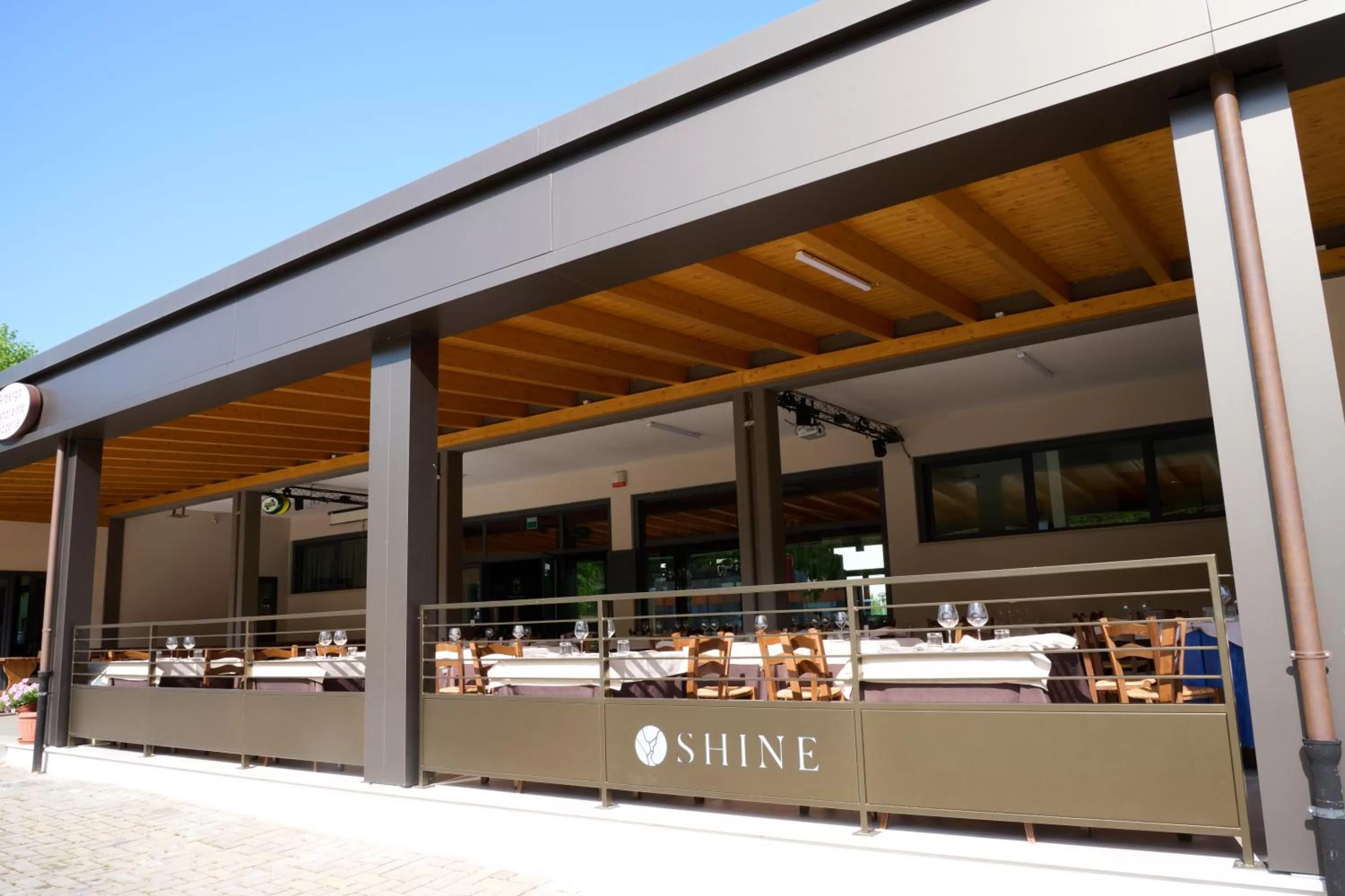 Facade/entrance in Albergo Shine