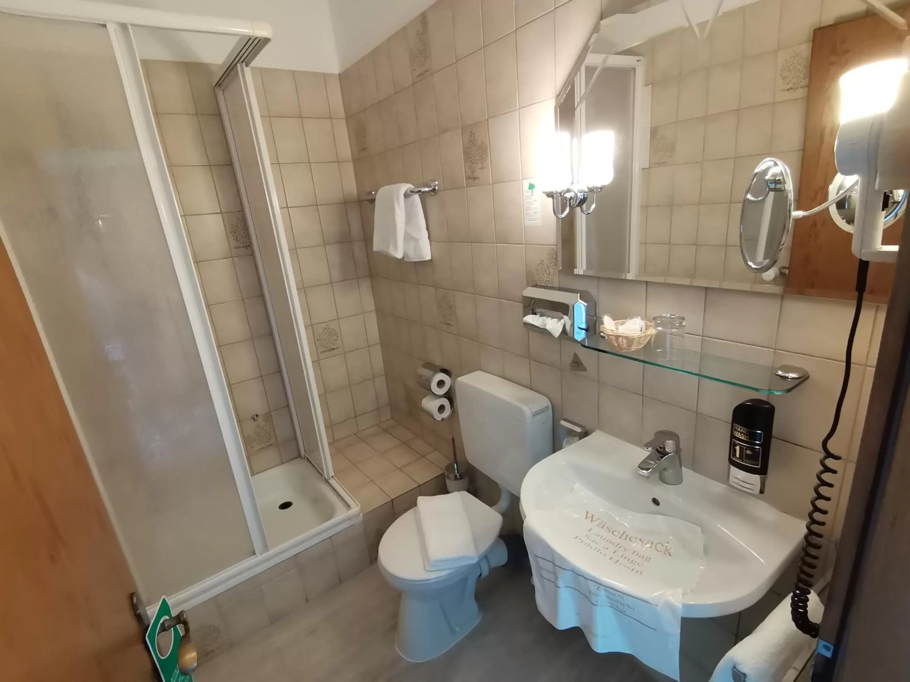 Shower, Bathroom in Hotel Kitzinger Hof an der B8