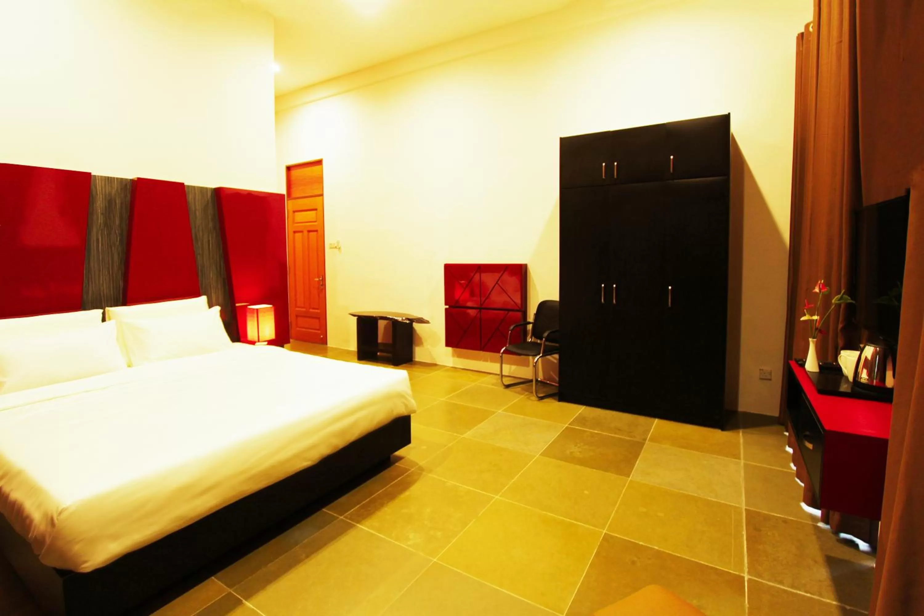 Photo of the whole room, Bed in Harmony Valley Retreat