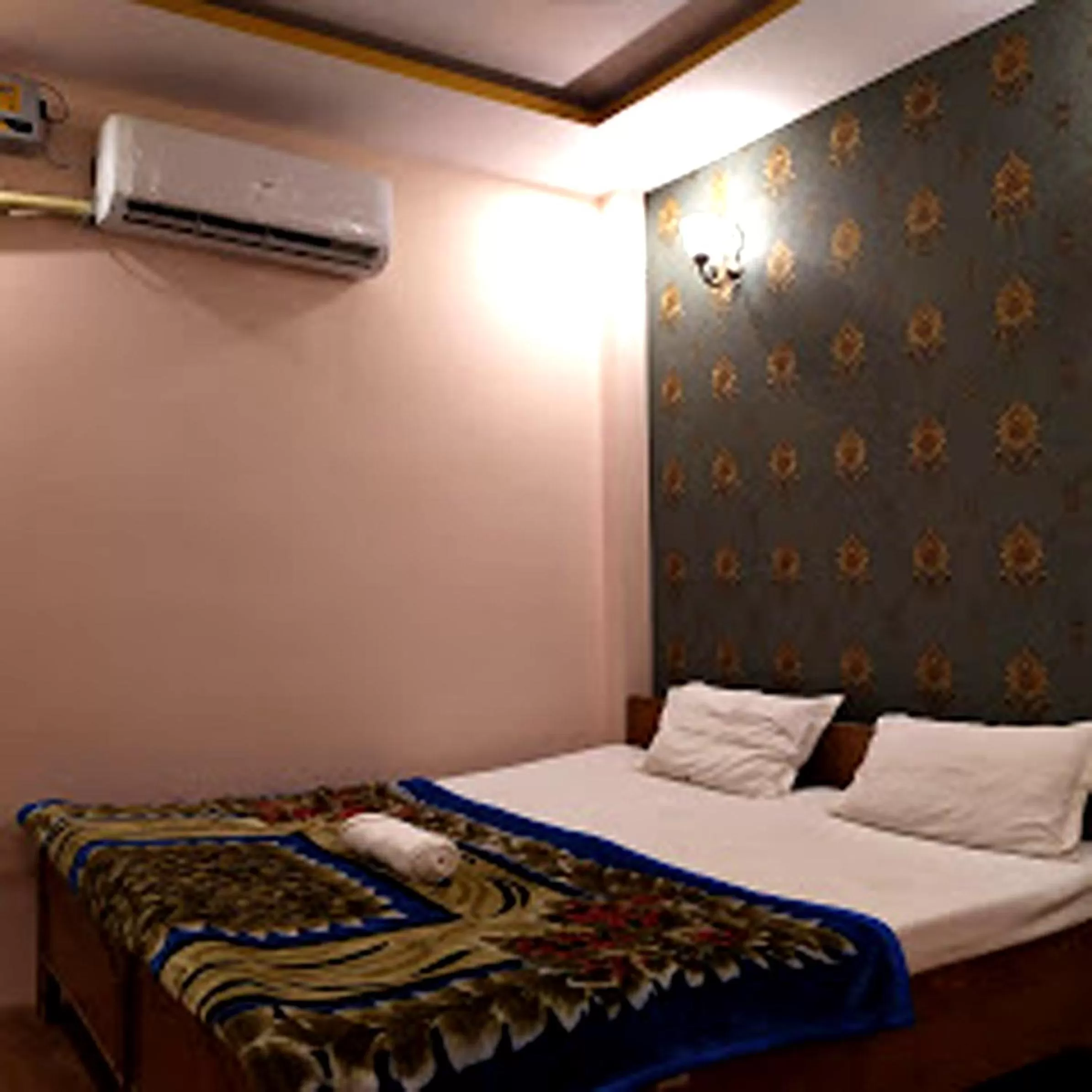 Bed in Hotel Aakash Ganga