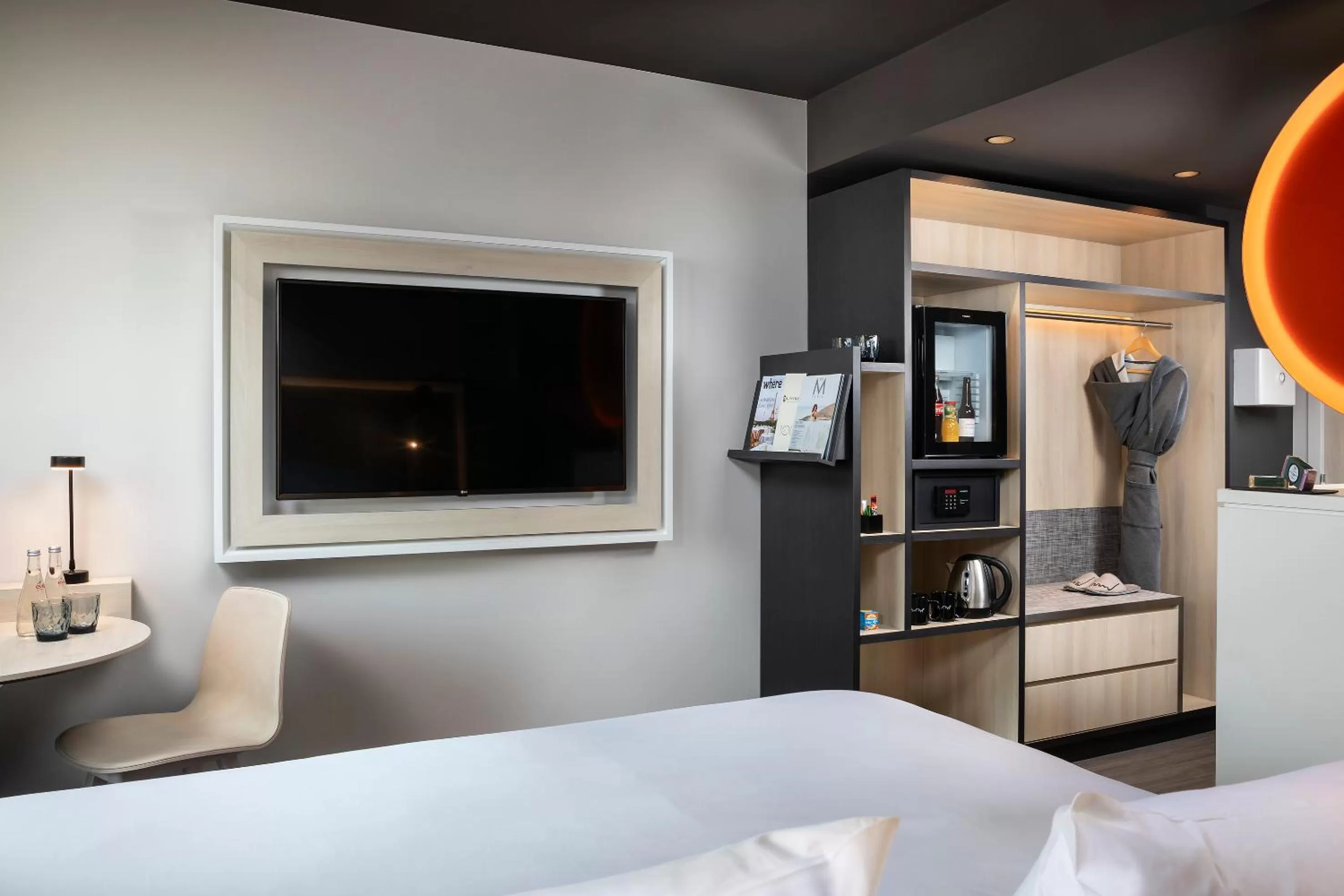 TV and multimedia, Bed in INNSiDE by Meliá Paris Charles de Gaulle Airport