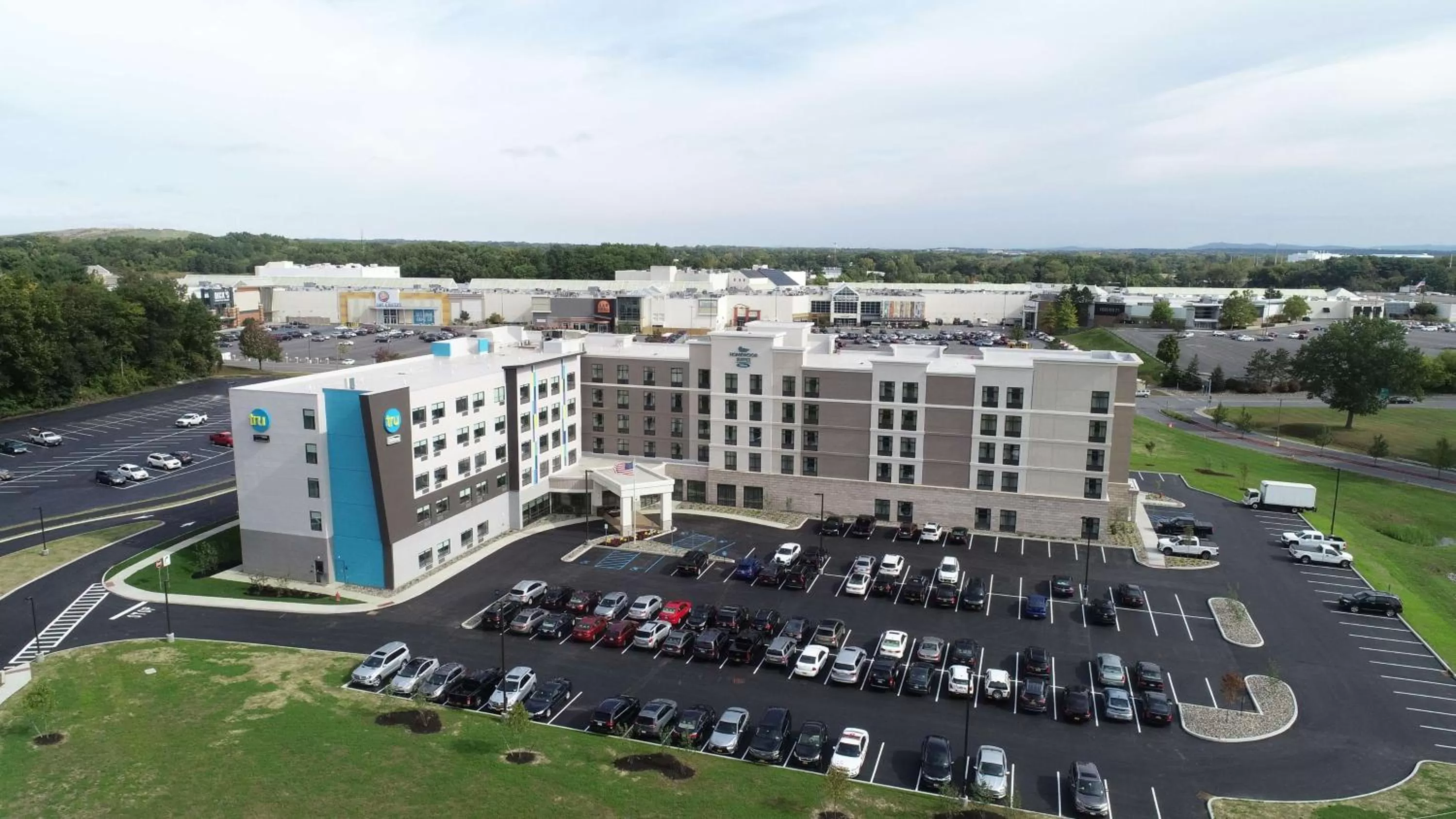 Property building in Tru by Hilton Albany Crossgates Mall