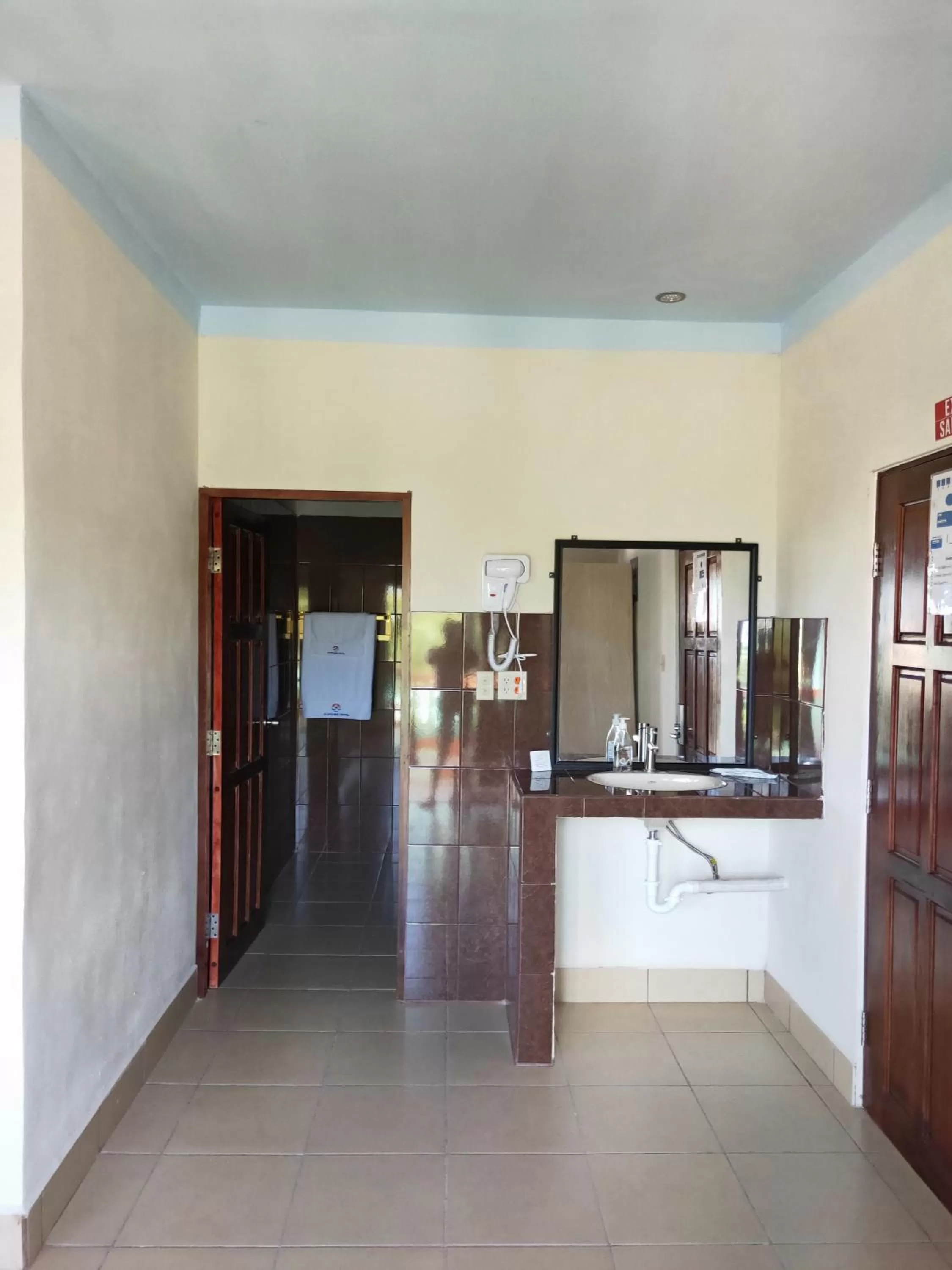Bathroom, Kitchen/Kitchenette in Sunshine View Hotel and Restaurant